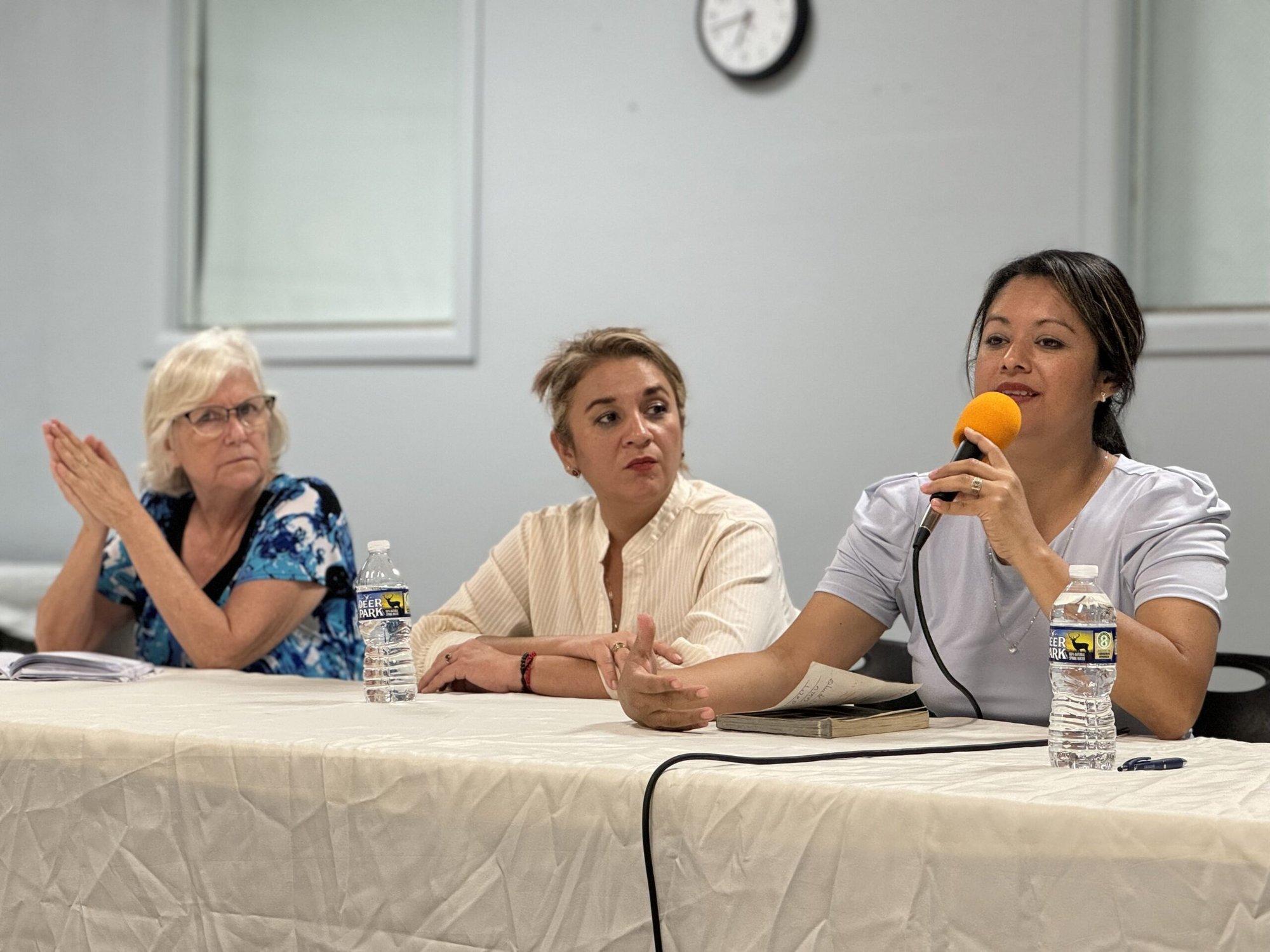 Leslie Schuld, del Centro para el Intercambio y la Solidaridad, a la izquierda, junto con un grupo de abogados salvadoreños, abordó las detenciones injustas en El Salvador durante un evento comunitario celebrado el 5 de junio de 2024 en la iglesia episcopal St. Stephen and the Incarnation, en Washington. Schuld está preocupada por una nueva ley al estilo de la de Nicaragua que pretende gravar fuertemente a las organizaciones sin ánimo de lucro del país. (Foto de OSV News/Rhina Guidos, Global Sisters Report)