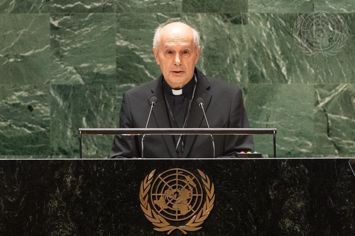 El arzobispo Gabriele G. Caccia, observador permanente de la Santa Sede ante las Naciones Unidas, aparece en una foto de 2023 dirigiéndose a la Asamblea General en la sede de la ONU en la ciudad de Nueva York. (Foto OSV News/Rick Bajornas, cortesía de las Naciones Unidas)