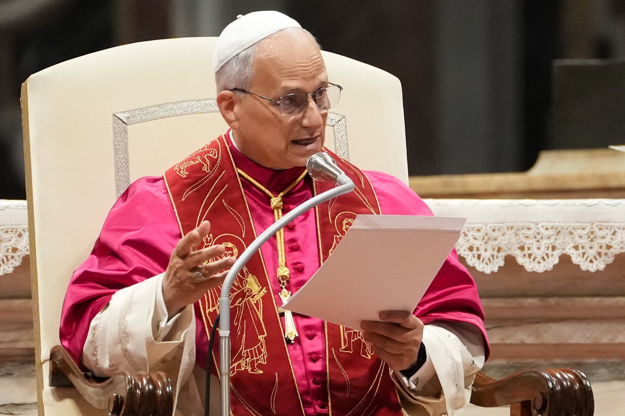 El papa León XIV pronuncia su homilía durante una vigilia de oración como parte del Jubileo de la Consolación en la basílica de San Pedro del Vaticano, el 15 de septiembre, festividad de Nuestra Señora de los Dolores. (Foto CNS/Lola Gómez)