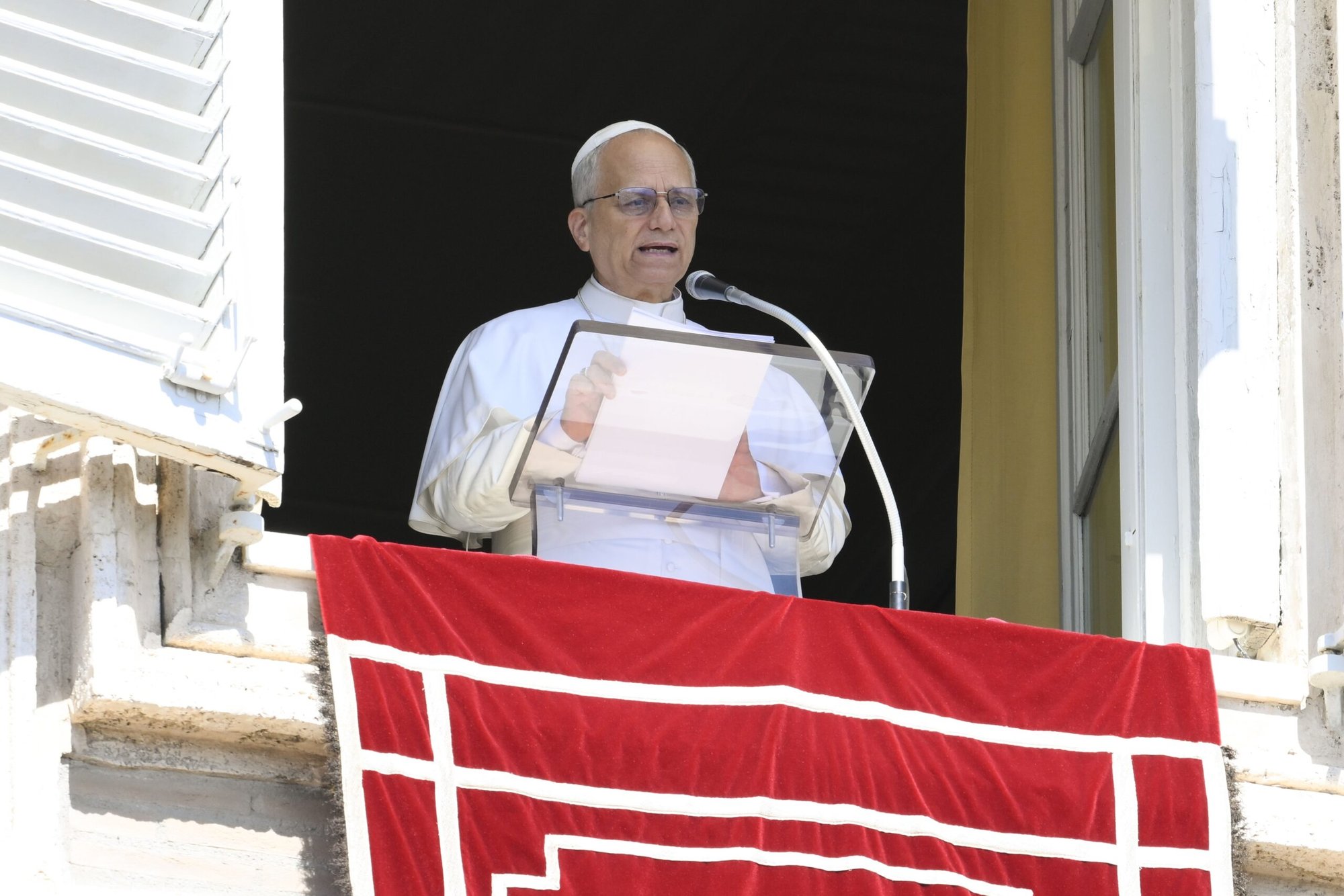 El Papa León XIV dirige el rezo del Ángelus con los visitantes reunidos en la plaza de San Pedro del Vaticano el 21 de septiembre de 2025. (Foto CNS/Vatican Media)