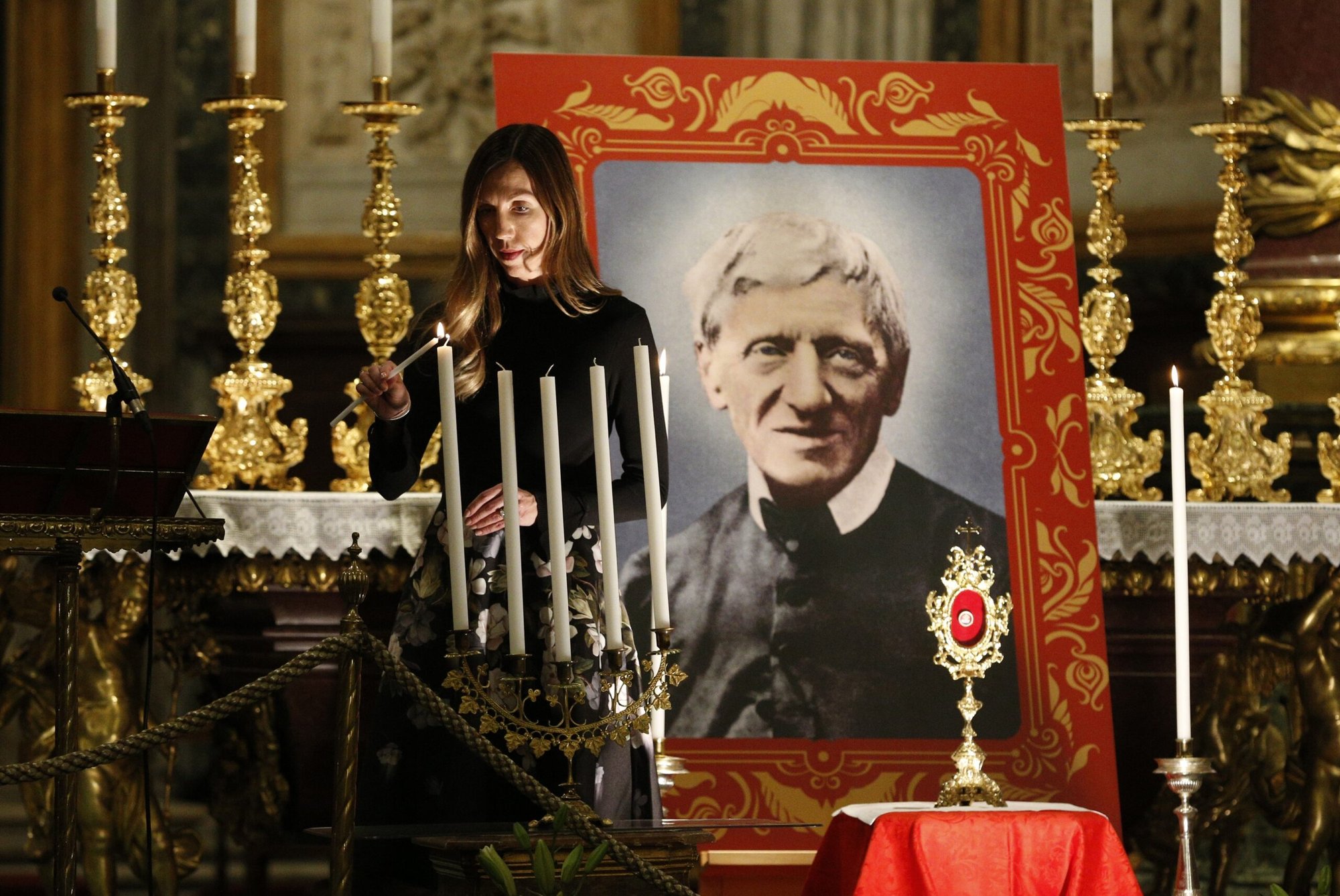 Melissa Villalobos, de Chicago, enciende una vela durante una vigilia previa a la canonización de San John Henry Newman, en la Basílica de Santa María la Mayor en Roma, el 12 de octubre de 2019. La sanación de Villalobos por intercesión de San John Henry Newman fue aceptada como el milagro necesario para la canonización del cardenal británico. (Foto CNS/Paul Haring)