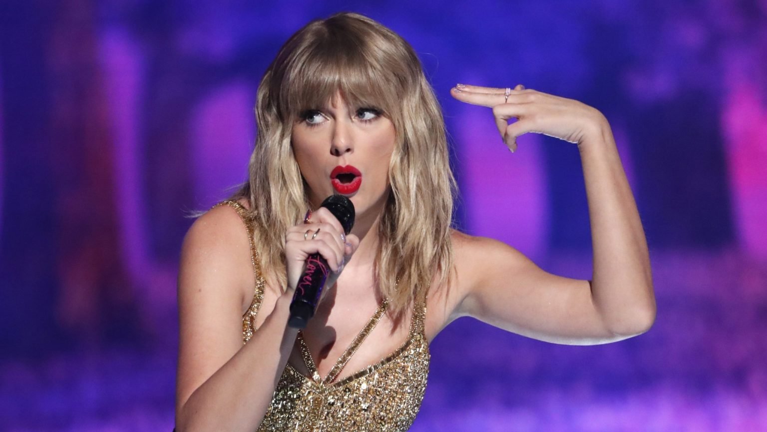 La cantante Taylor Swift interpreta un popurrí durante los American Music Awards de 2019 en Los Ángeles. (OSV News/Mario Anzuoni, Reuters)