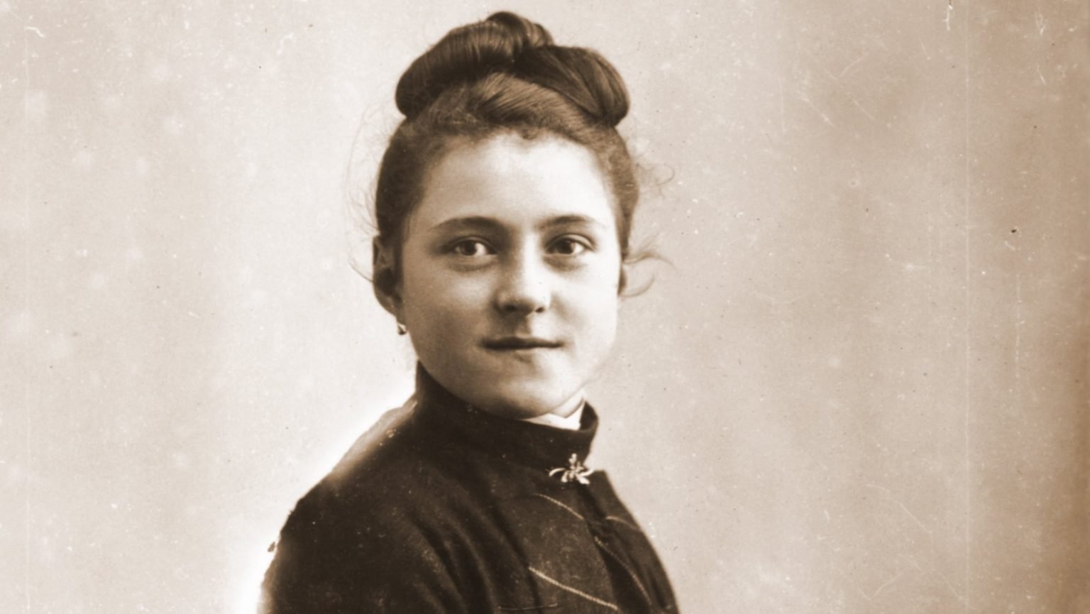 Santa Teresa de Lisieux aparece en una foto sin fecha. Vivió en la región francesa de Normandía, al norte del país, donde la famosa santa francesa, nacida el 2 de enero de 1873, vivió y murió. Se invita a los católicos de todo el país a conocer a Santa Teresa de Lisieux de una manera especial durante la próxima visita de sus reliquias a los Estados Unidos este otoño, que comenzará el 1 de octubre, día de Santa Teresa, y concluirá el 8 de diciembre, solemnidad de la Inmaculada Concepción de la Santísima Virgen María. (Foto de OSV News/derechos de autor © Archives du Carmel de Lisieux)