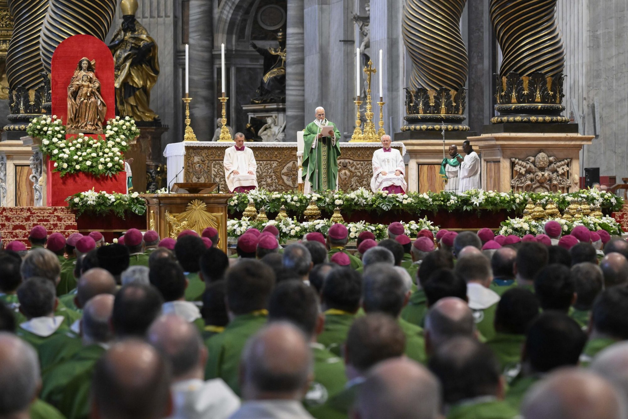 El Papa León XIV preside la Misa como parte del Jubileo de los Equipos Sinodales y los Organismos Participativos en la basílica de San Pedro, en el Vaticano, el 26 de octubre de 2025. (Foto CNS/Vatican Media)