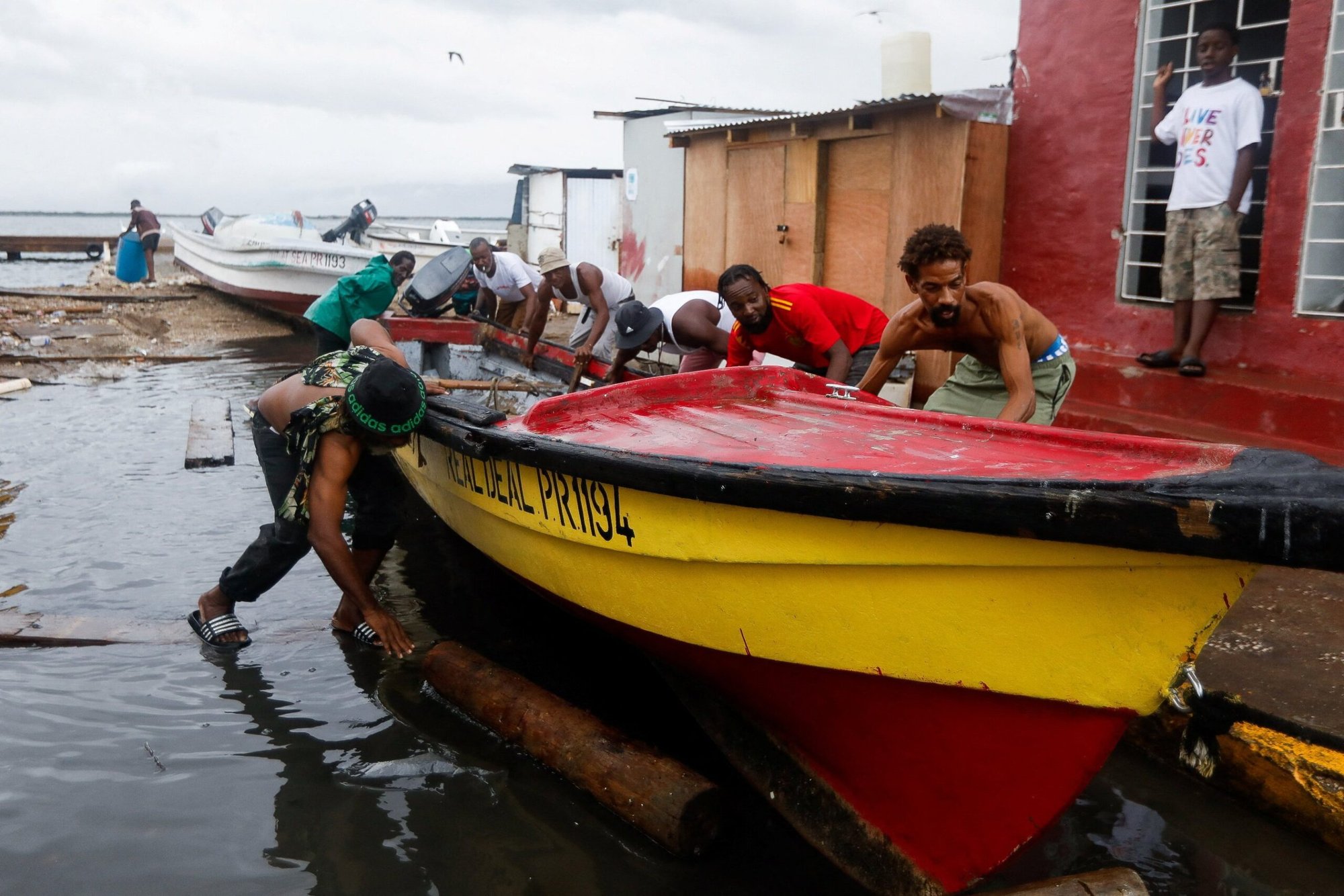 Pescadores jamaicanos trasladan un barco a un terreno más elevado, en preparación para el huracán Melissa en Port Royal, el 26 de octubre de 2025. El huracán Melissa se intensificó hasta alcanzar la categoría 5 el 27 de octubre, al acercarse a Jamaica con hasta 76 cm de lluvia y una marejada ciclónica que ponía en peligro la vida. (Foto de OSV News/Octavio Jones, Reuters)