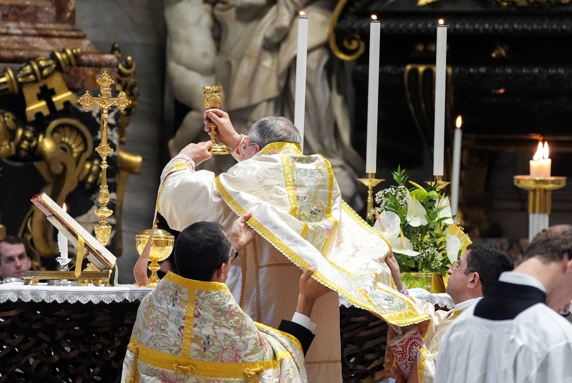 El cardenal estadounidense Raymond L. Burke eleva el cáliz durante la consagración mientras celebra una Misa tradicional en latín en el Altar de la Cátedra de la Basílica de San Pedro durante la peregrinación “Summorum Pontificum”, aprobada por el Papa León XIV, el 25 de octubre de 2025. (Foto CNS/Lola Gómez)