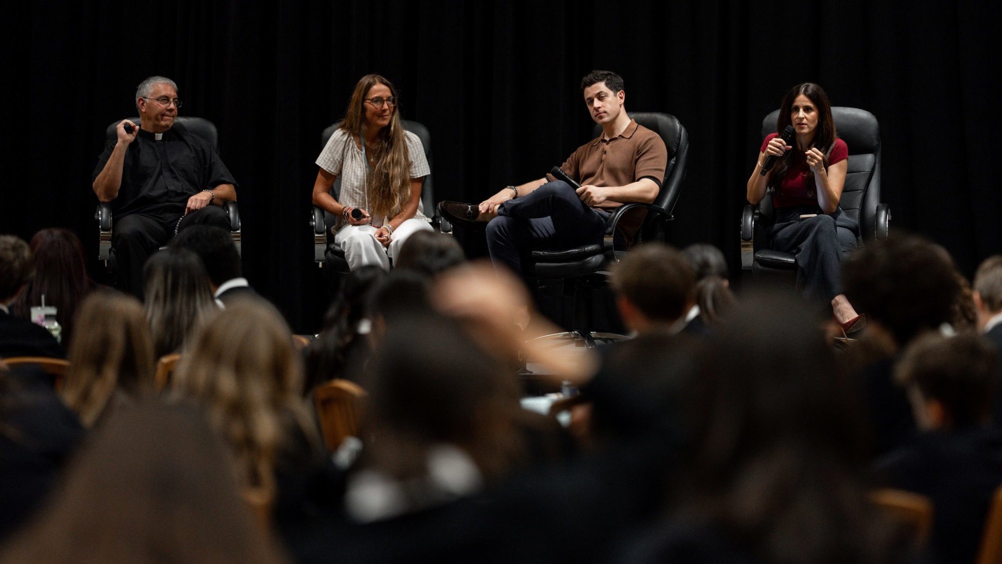 Un panel de oradores respondió preguntas de estudiantes de secundaria durante el evento Christian Service 4LIFE, celebrado el 28 de octubre en el centro de conferencias de la Catedral de Nuestra Señora de los Ángeles. De izquierda a derecha: el padre Ed Benioff, párroco de la iglesia Good Shepherd en Beverly Hills; Amy D’Ambra; David Henrie; y Lila Rose. (Peter Lobato)