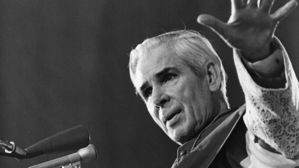 El arzobispo Fulton J. Sheen, en una foto sin fecha, es recordado como uno de los evangelizadores más influyentes e innovadores de la historia estadounidense. Apodado “el micrófono de Dios”, Sheen anunció la verdad de Dios de manera no confrontativa, pero igualmente vivificante, a millones a través de la radio, la prensa y la televisión. (Foto de archivo OSV News)
