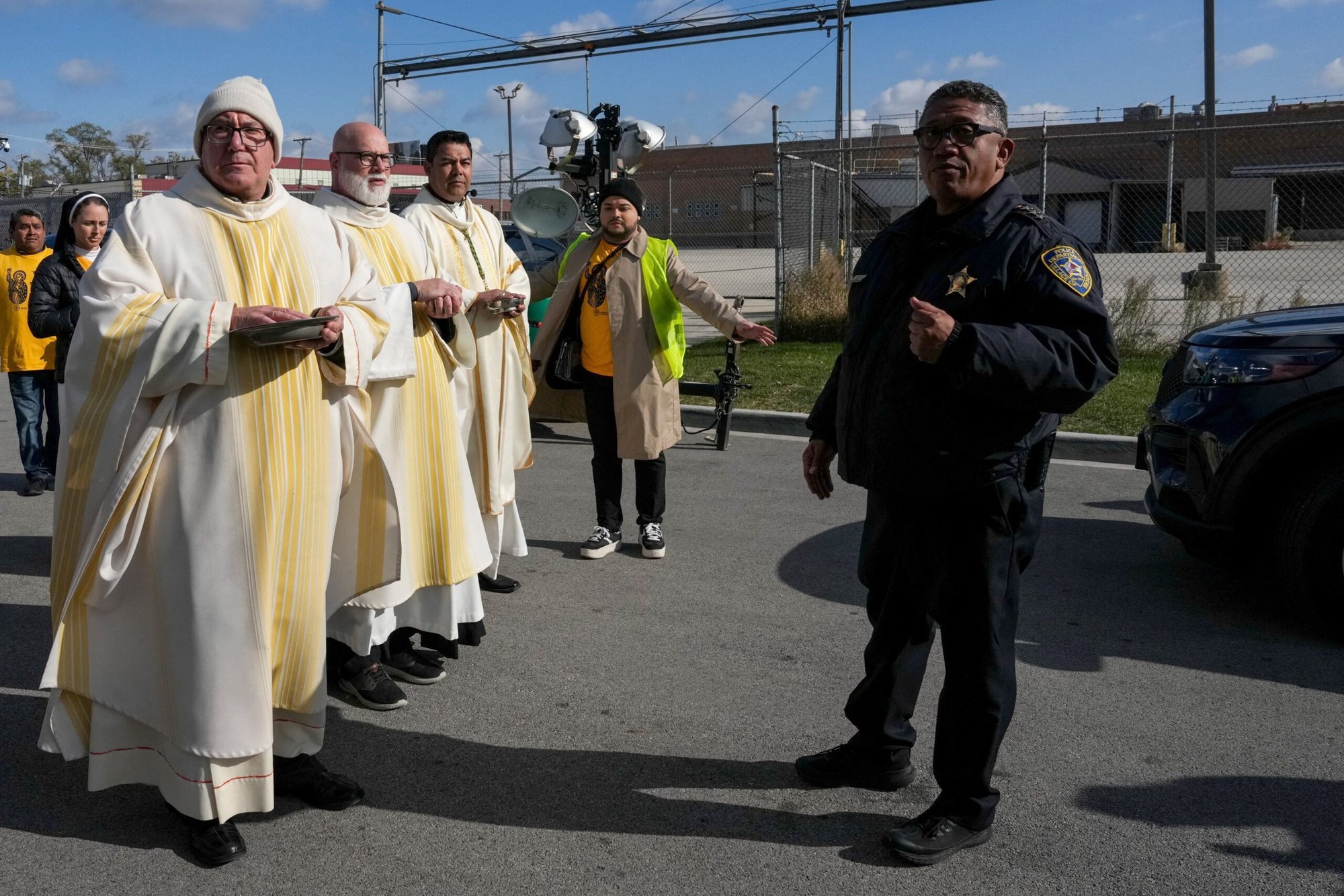 Los agentes del orden impiden a los clérigos entrar en las instalaciones del ICE en Broadview y ofrecer la Comunión a los inmigrantes detenidos en su interior, durante una Misa al aire libre celebrada en el barrio de Broadview, en Chicago, el 1 de noviembre de 2025. La Misa fue oficiada por el obispo auxiliar de Chicago, José María García-Maldonado. (Foto OSV News/Leah Millis, Reuters)