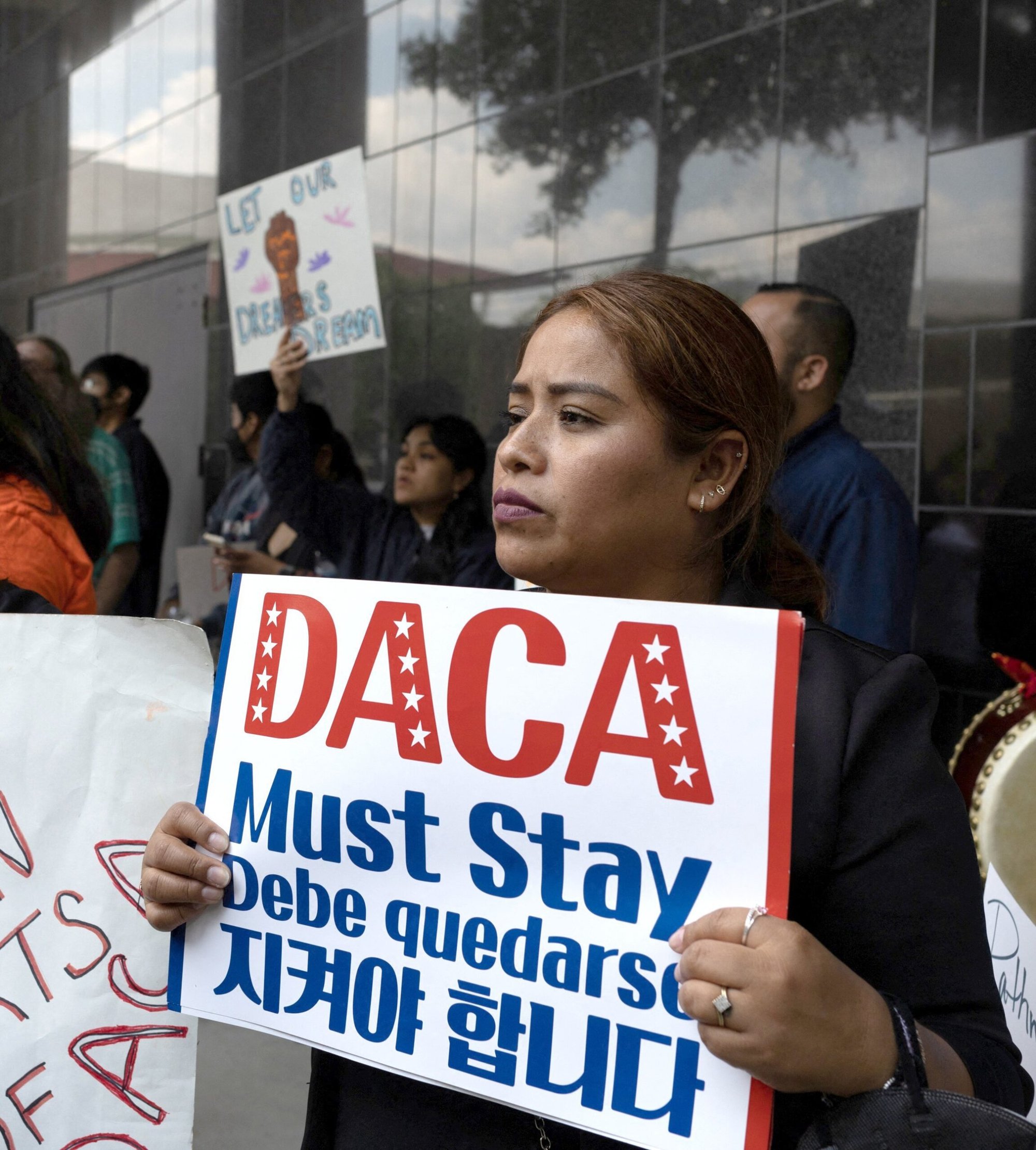 Beatrice Cruz, de Arizona, sostiene un cartel en apoyo a la política de Acción Diferida para los Llegados en la Infancia (DACA) tras una audiencia sobre el programa DACA, frente al tribunal federal de Houston, el 1 de junio de 2023. Los obispos católicos de Texas afirman que un tribunal federal está a punto de cambiar la presencia legal de 86 000 beneficiarios del programa DACA en Texas a ilegal; esto significa, según ellos, que cualquier persona que tenga el programa DACA o sea elegible para recibirlo tendría que considerar las implicaciones de mudarse a Texas o salir de este estado. (Foto de OSV News/Adrees Latif, Reuters)