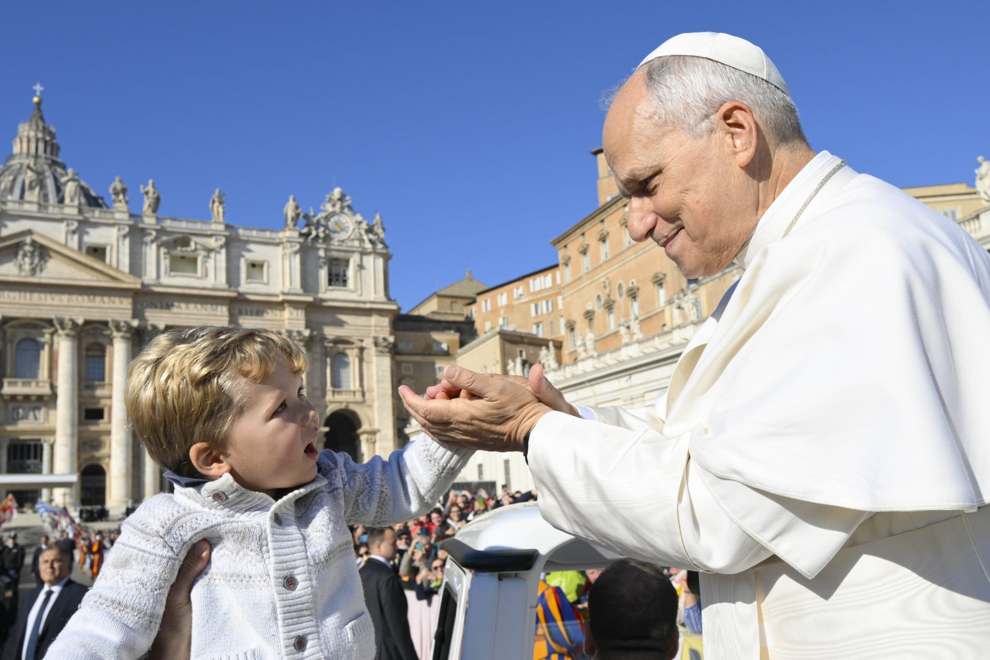 El papa León XIV saluda a un niño desde el papamóvil mientras recorre la plaza de San Pedro en el Vaticano antes de celebrar una audiencia general jubilar el 8 de noviembre de 2025. (Foto CNS/Vatican Media)