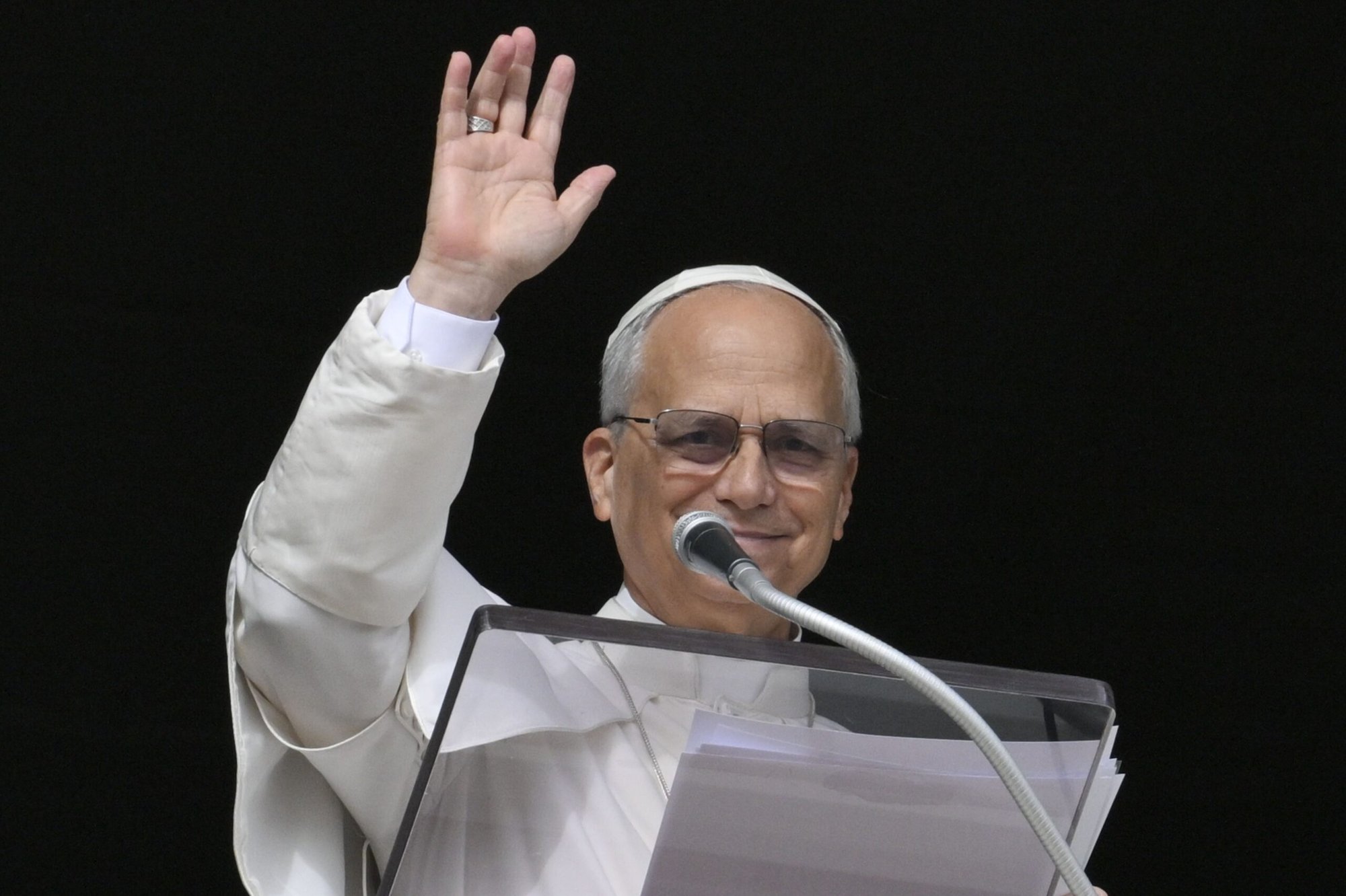 El papa León XIV saluda a unas 40 000 personas en la plaza de San Pedro del Vaticano mientras dirige el rezo del Ángelus el 16 de noviembre de 2025. (Foto CNS/Vatican Media)
