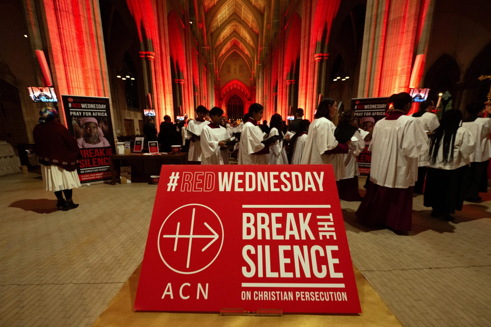 Se muestra un cartel durante una misa celebrada el 22 de noviembre de 2023, con motivo de la conmemoración anual del «Miércoles Rojo» de Ayuda a la Iglesia Necesitada en memoria de los cristianos perseguidos, en la catedral de San Jorge, en el distrito londinense de Southwark. En 2025, el Miércoles Rojo se celebra el 19 de noviembre y la Semana Roja, del 15 al 23 de noviembre (foto de OSV News/cortesía de ACN).