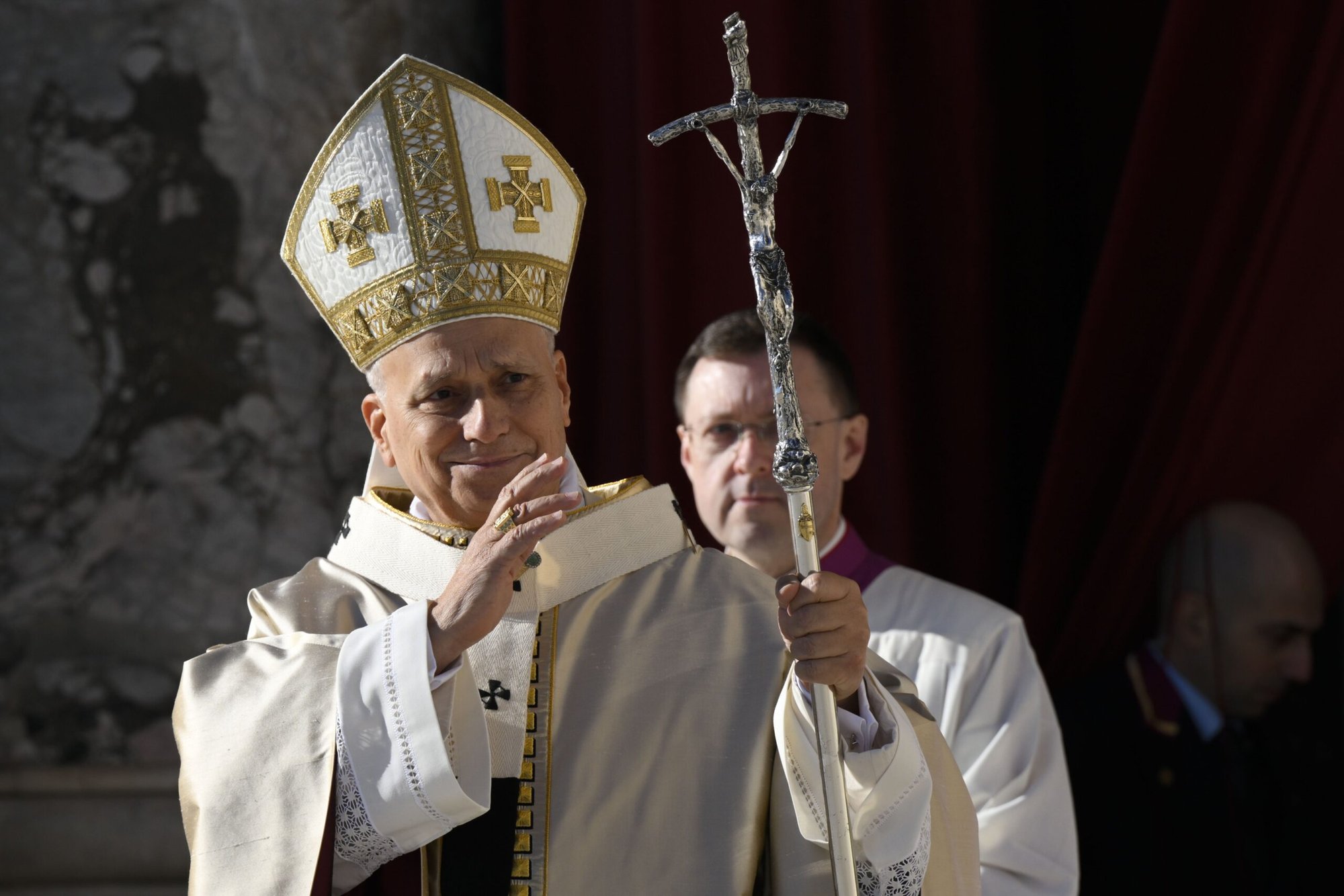 El papa León XIV bendice a los fieles que asisten a la misa del Jubileo de los Coros y la fiesta de Cristo Rey el 23 de noviembre de 2025 en la plaza de San Pedro del Vaticano. Al final de la misa, el papa anunció la publicación de su carta apostólica «In Unitate Fidei» («En la unidad de la fe») sobre el Credo y el 1700 aniversario del Concilio de Nicea. (Foto CNS/Vatican Media)