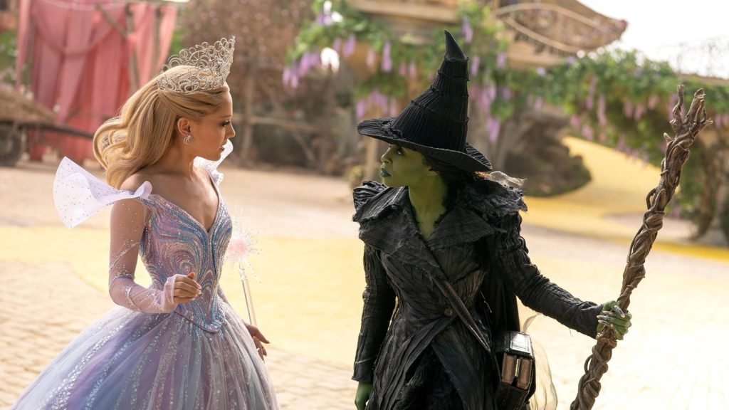 Ariana Grande y Cynthia Erivo en una escena de “Wicked: For Good”. (Giles Keyte/Universal Pictures - © Universal Studios. All Rights Reserved)