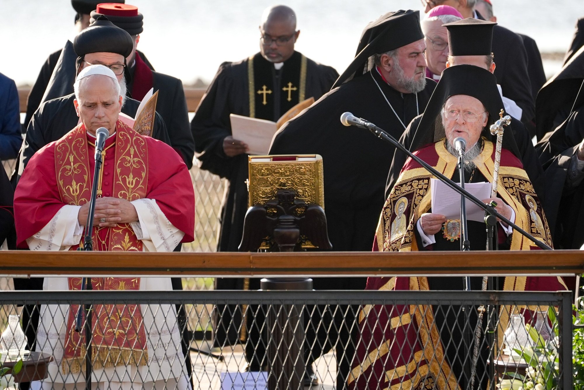 El Papa León XIV se une al Patriarca Ecuménico Ortodoxo Bartolomé y a otros líderes cristianos en un servicio de oración ecuménica con vistas a las ruinas de una antigua basílica en Iznik, Turquía, el 28 de noviembre de 2025. La reunión conmemoró el 1700 aniversario del Concilio de Nicea, convocado en el año 325 d.C., que dio origen al Credo Niceno y definió la doctrina cristiana fundamental. (Foto de CNS/Lola Gomez)