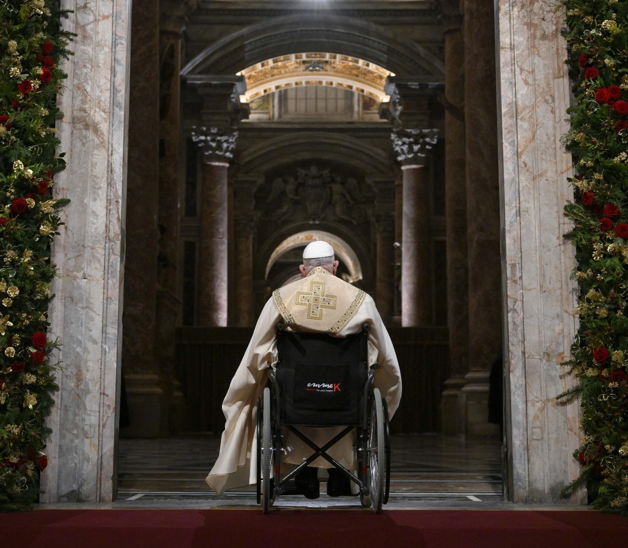 El papa Francisco, tras llamar a la Puerta Santa de la basílica de San Pedro en el Vaticano el 24 de diciembre de 2024, espera a que sus ayudantes la abran para inaugurar el Año Santo 2025. (Foto CNS/Vatican Media)