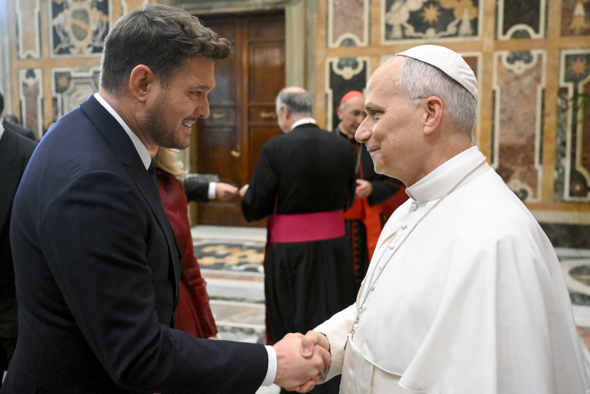 El papa León XIV saluda al cantante canadiense Michael Bublé tras una audiencia celebrada el 5 de diciembre de 2025 en el Palacio Apostólico con los artistas y organizadores del concierto navideño del Vaticano para los pobres. (Foto CNS/Vatican Media)