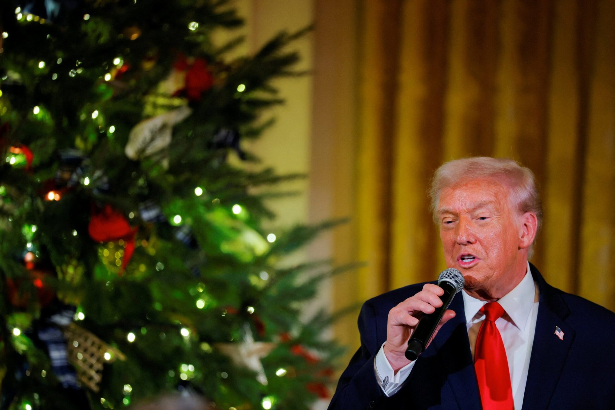 El presidente de Estados Unidos, Donald Trump, habla junto a un árbol de Navidad durante un evento en la Casa Blanca en Washington el 5 de diciembre de 2025. Trump emitió un comunicado el 8 de diciembre con motivo de la festividad de la Inmaculada Concepción. (Foto de OSV News/Brian Snyder, Reuters)