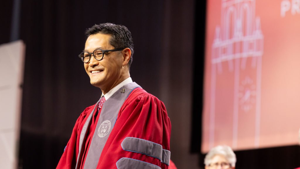 Nuevo presidente de la Universidad Loyola Marymount, Thomas Poon, sonríe durante la ceremonia de inauguración el 9 de diciembre en el campus. (Loyola Marymount University)