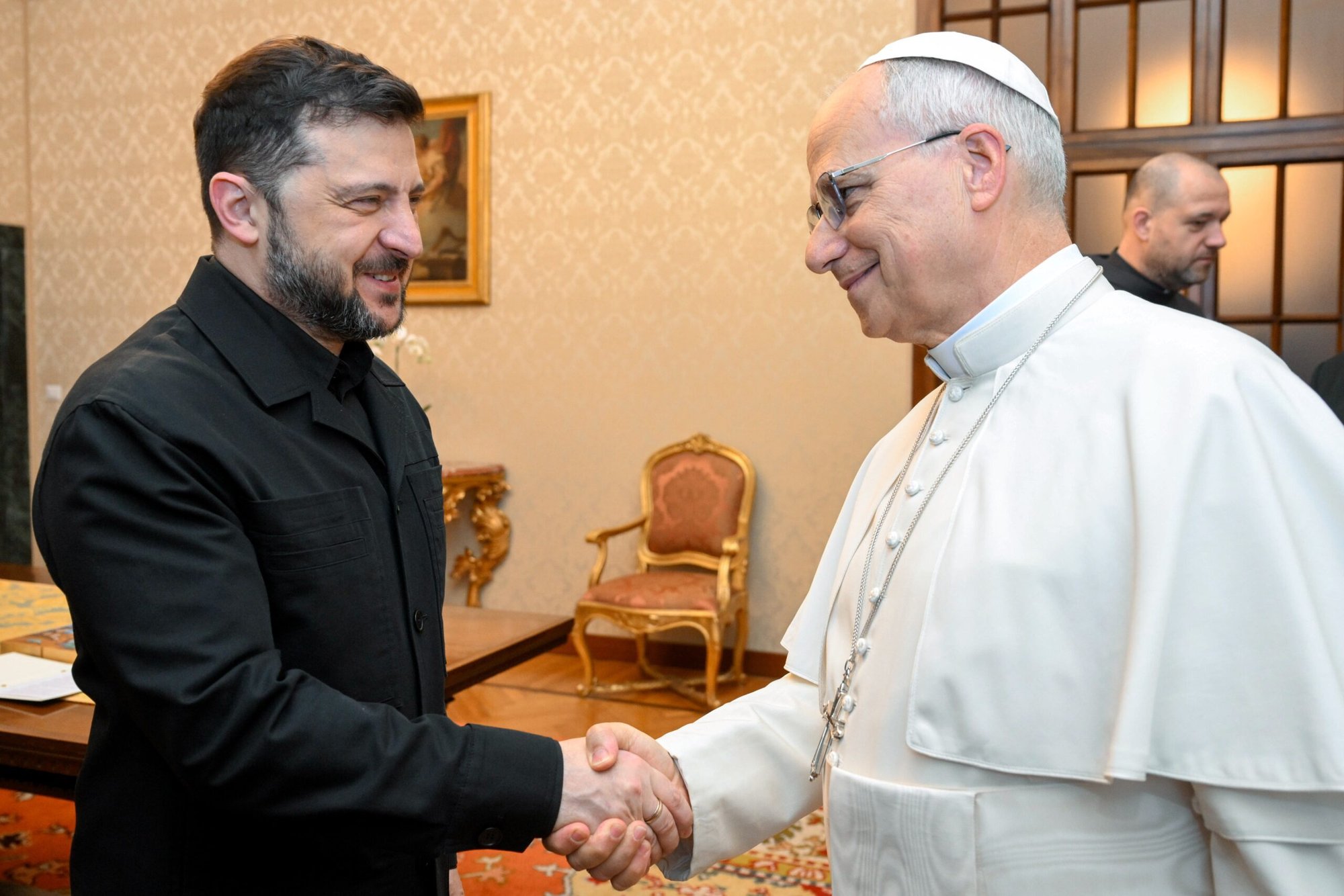 El presidente ucraniano Volodymyr Zelenskyy saluda al papa León XIV durante una reunión en la residencia papal de Castel Gandolfo el 9 de diciembre de 2025. (Foto CNS/Vatican Media)