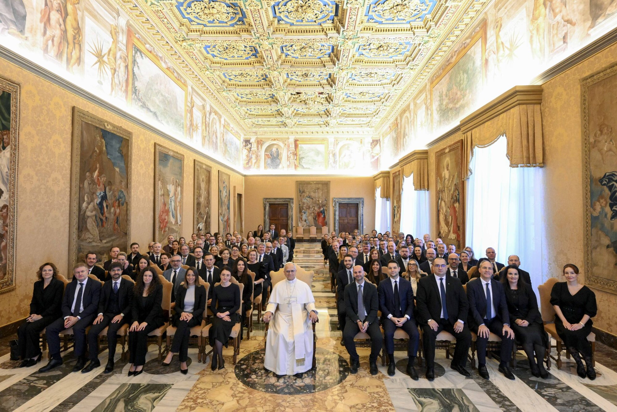 El papa León XIV posa para una foto con miembros del Grupo de Conservadores y Reformistas del Parlamento Europeo en el Palacio Apostólico del Vaticano el 10 de diciembre de 2025. (Foto CNS/Vatican Media)