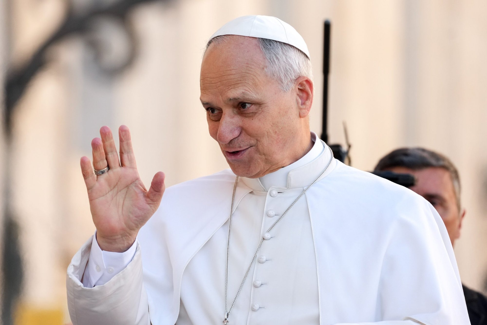 El Papa León XIV saluda a los visitantes y peregrinos desde el papamóvil mientras recorre la Plaza de San Pedro en el Vaticano antes de su audiencia general del 10 de diciembre de 2025. (Foto CNS/Lola Gomez)