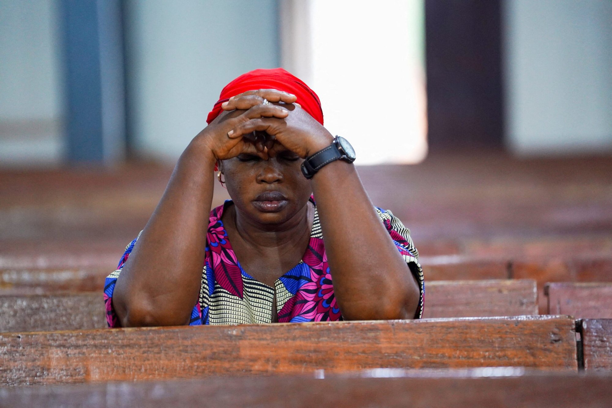 Una mujer ora durante la Misa vespertina en la Catedral de San Miguel en Minna, Nigeria, el 4 de diciembre de 2025. (Foto de OSV News/Marvellous Durowaiye, Reuters)
