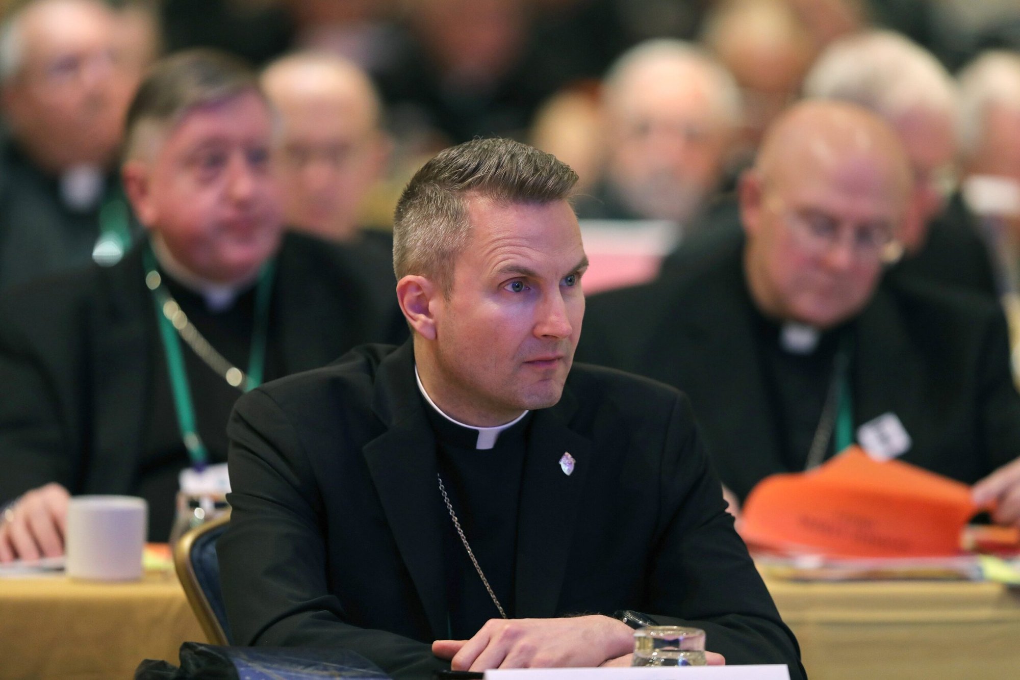 El obispo Ronald A. Hicks, de Joliet, Illinois, aparece en la foto durante la asamblea general de otoño de 2018 de la Conferencia de Obispos Católicos de Estados Unidos en Baltimore. El 18 de diciembre de 2025, el papa León XIV aceptó la renuncia del cardenal Timothy M. Dolan, de Nueva York, y nombró como su sucesor al ahora arzobispo Hicks. (Foto de OSV News/archivo CNS, Bob Roller)