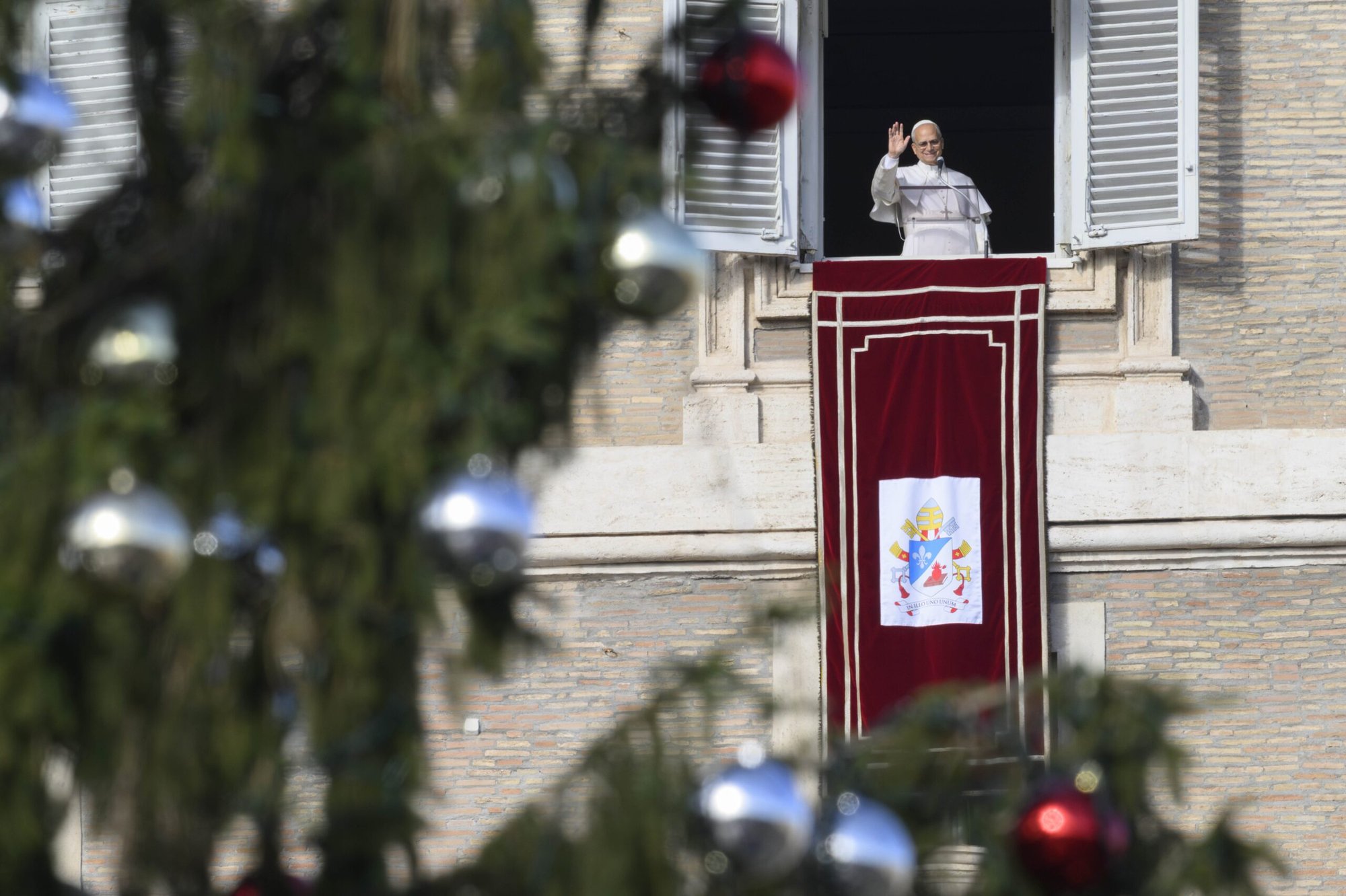 El Papa León XIV saluda a los visitantes que se unen a él para recitar la oración del Ángelus en la plaza de San Pedro del Vaticano el 21 de diciembre de 2025. (Foto CNS/Vatican Media)