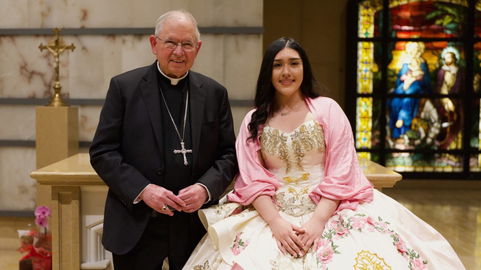 Salma Parra, de 16 años, feligresa de la parroquia San Juan María Vianney en Hacienda Heights y ganadora del concurso de canto de las Mañanitas, posa con el arzobispo José H. Gomez durante el evento por Nuestra Señora de Guadalupe el 11 de diciembre en la Catedral de Nuestra Señora de los Ángeles. (Reese Cuevas)