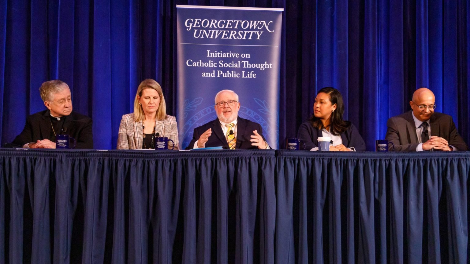 John Carr, fundador de la Iniciativa sobre el Pensamiento Social Católico y la Vida Pública de la Georgetown University, al centro, dirige un panel titulado “El nuevo desafío del Papa León XIV y el liderazgo moral en la pobreza, el trabajo y la inteligencia artificial”, en la Universidad de Georgetown, en Washington, el 30 de octubre de 2025. También aparecen el cardenal de Chicago Blase J. Cupich; Liz Shuler, presidenta de la AFL-CIO; Cecilia Flores, directora ejecutiva de Catholic Volunteer Network; y Paul Almeida, decano y titular de la cátedra William R. Berkley en la Escuela de Negocios McDonough de la Universidad de Georgetown. (OSV News/David Asche, cortesía de Georgetown University)