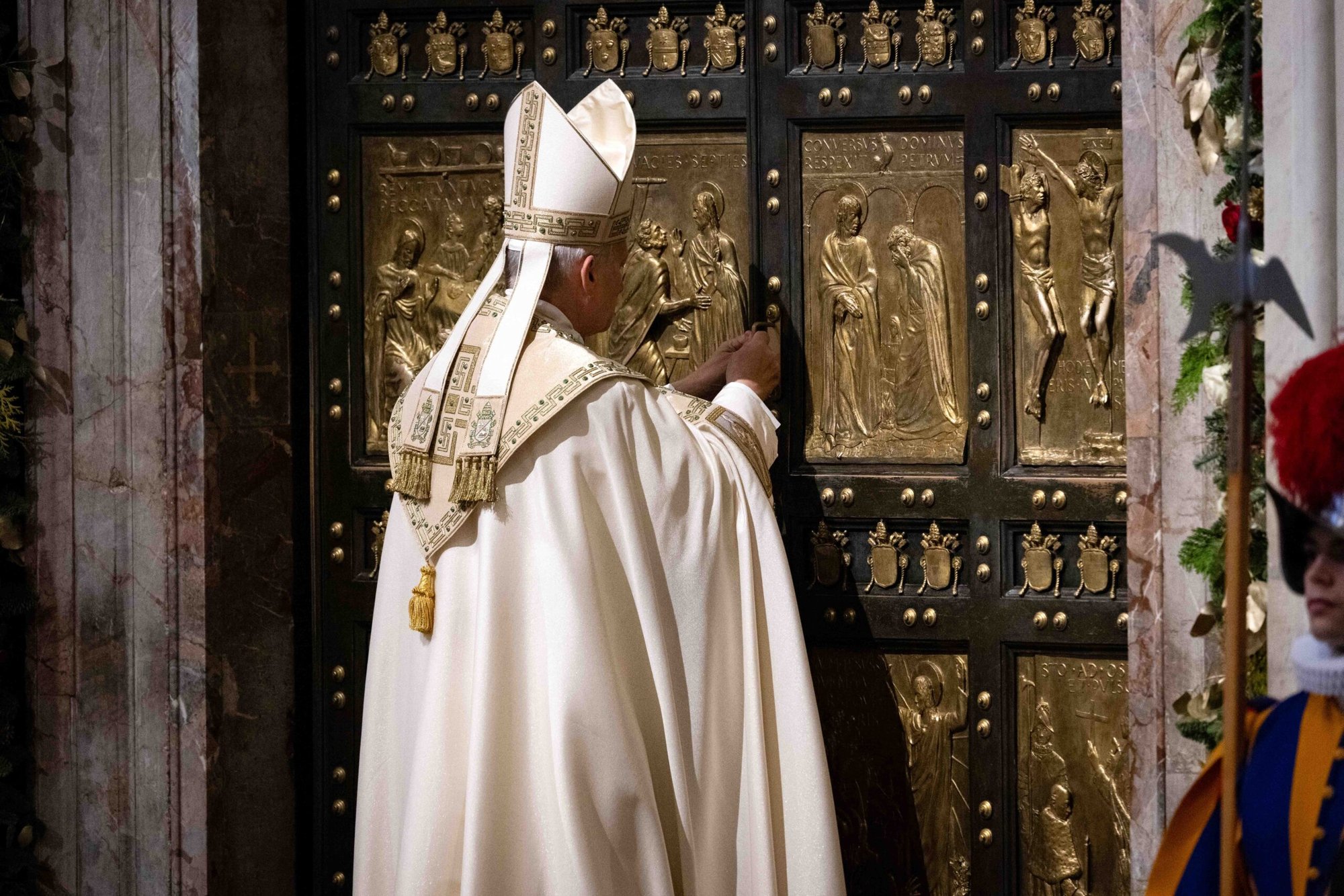 El Papa León XIV cierra la Puerta Santa de la Basílica de San Pedro el 6 de enero de 2026 en el Vaticano, marcando el final del Año Jubilar. (Foto CNS/Pool, Cristian Gennari)