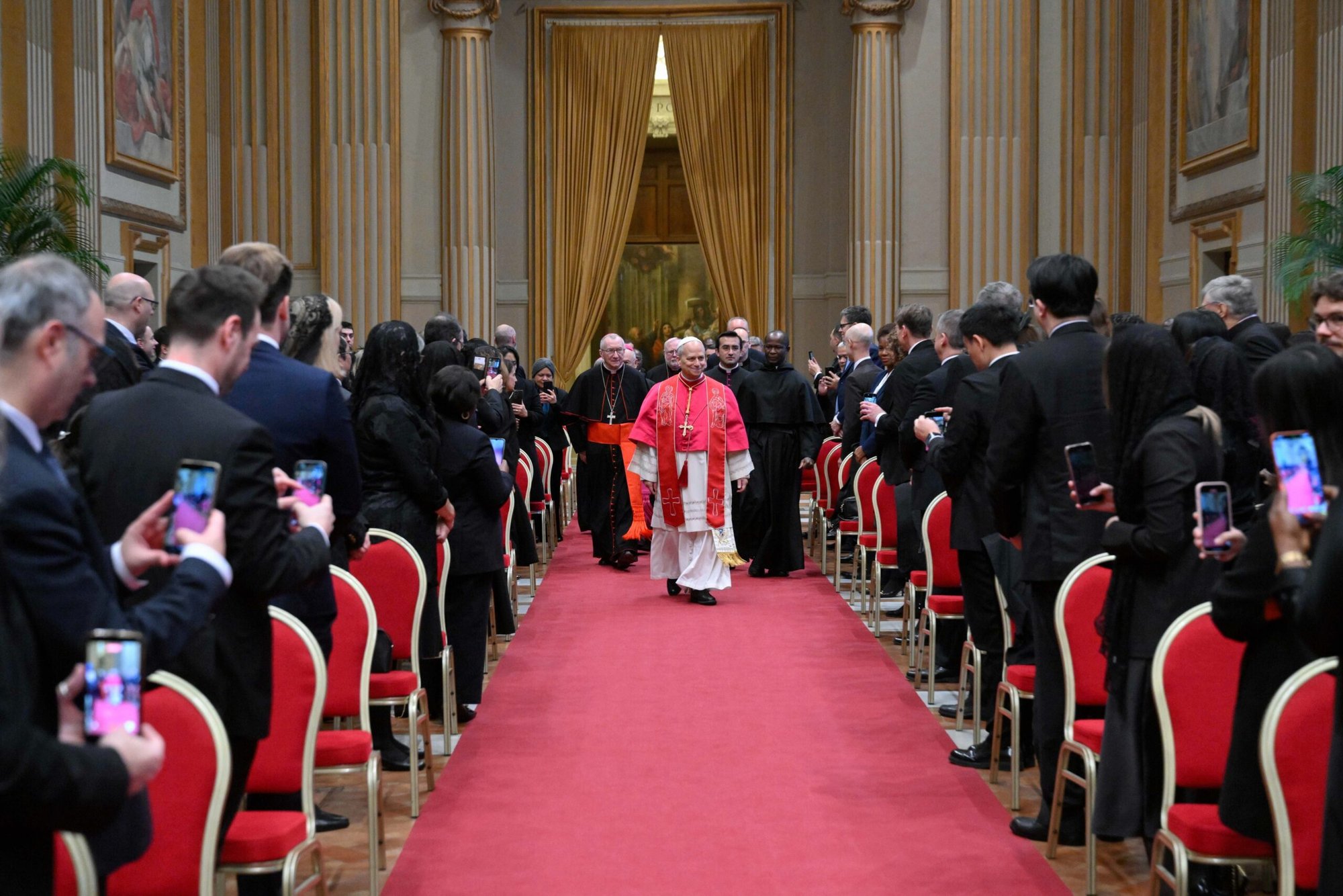 El Papa León XIV recorre el pasillo para reunirse con los miembros del cuerpo diplomático acreditado ante el Vaticano en el Palacio Apostólico, en el Vaticano, el 9 de enero de 2026. (Foto CNS/Vatican Media)
