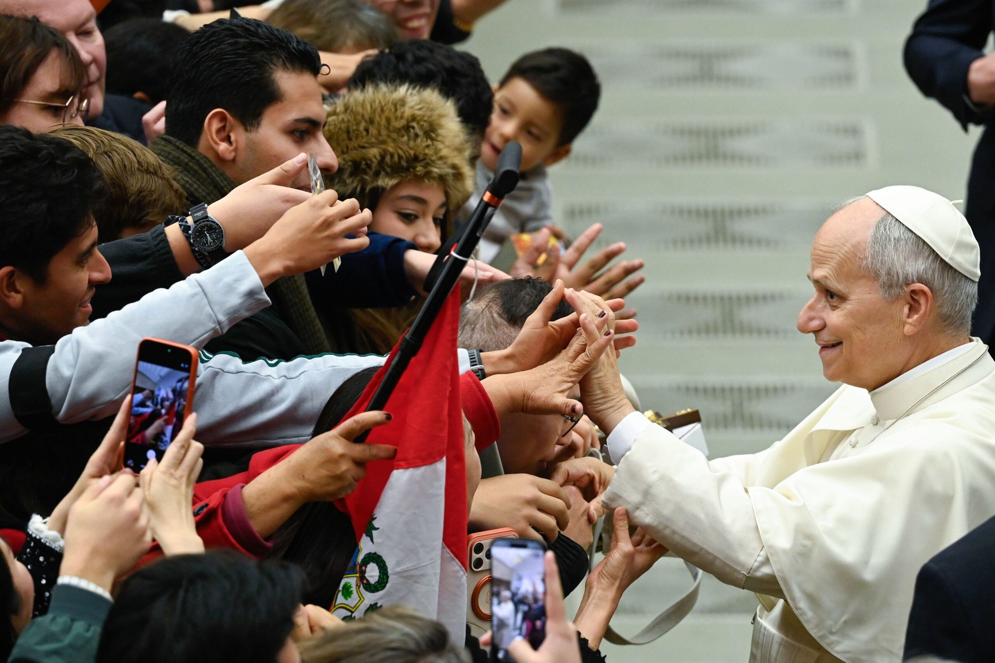 El Papa León XIV saluda a los fieles al finalizar su audiencia general semanal en el Aula Pablo VI del Vaticano, el 14 de enero de 2026. (Foto de CNS/Vatican Media)