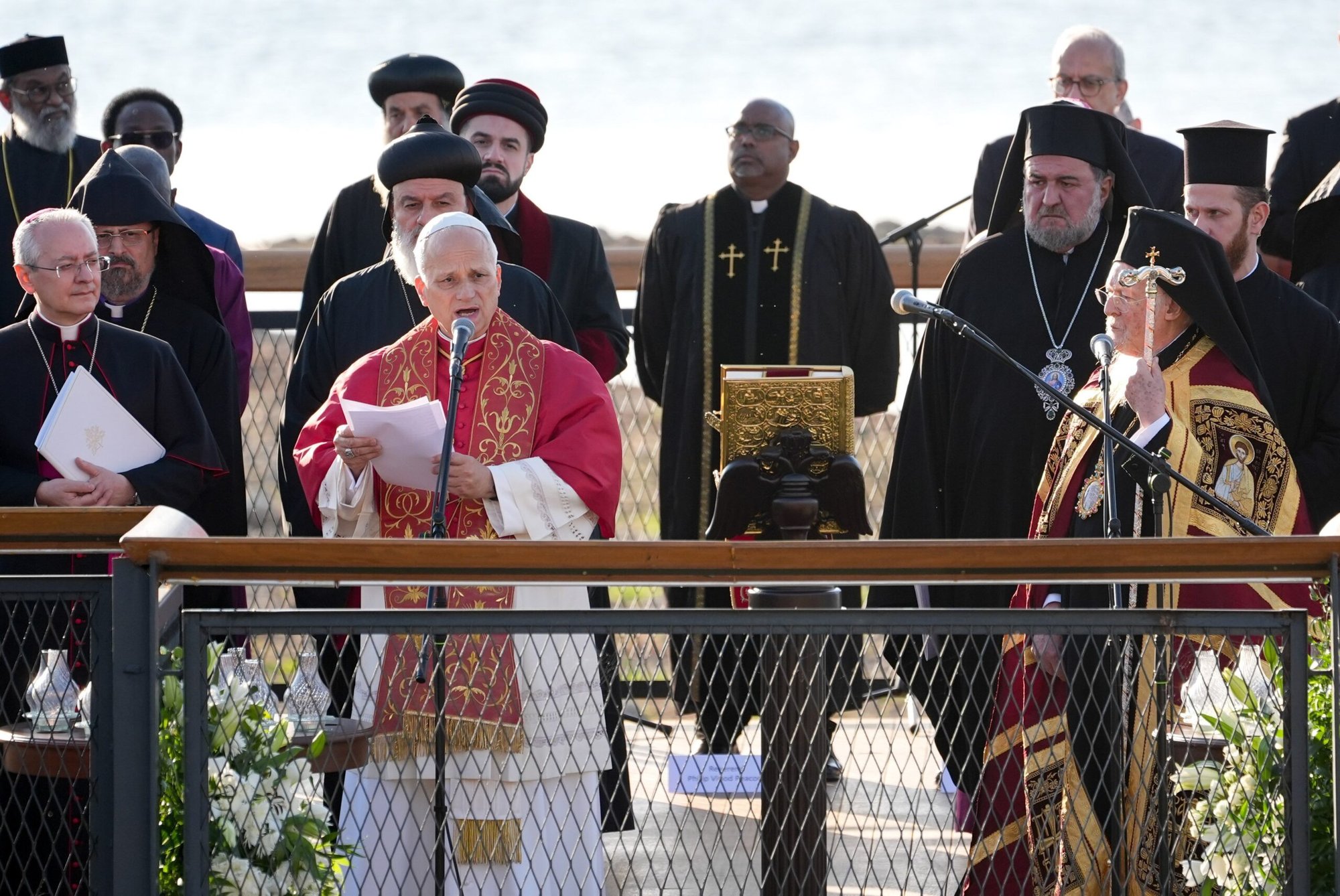 El Papa León XIV se unió al patriarca ecuménico ortodoxo Bartolomé y a otros líderes cristianos en un servicio de oración ecuménico en Iznik, Turquía, el 28 de noviembre de 2025. El encuentro conmemoró el 1.700 aniversario del Concilio de Nicea, convocado en el año 325 d. C., que dio origen al Credo de Nicea y definió la doctrina cristiana fundamental. (Foto CNS/Lola Gomez)