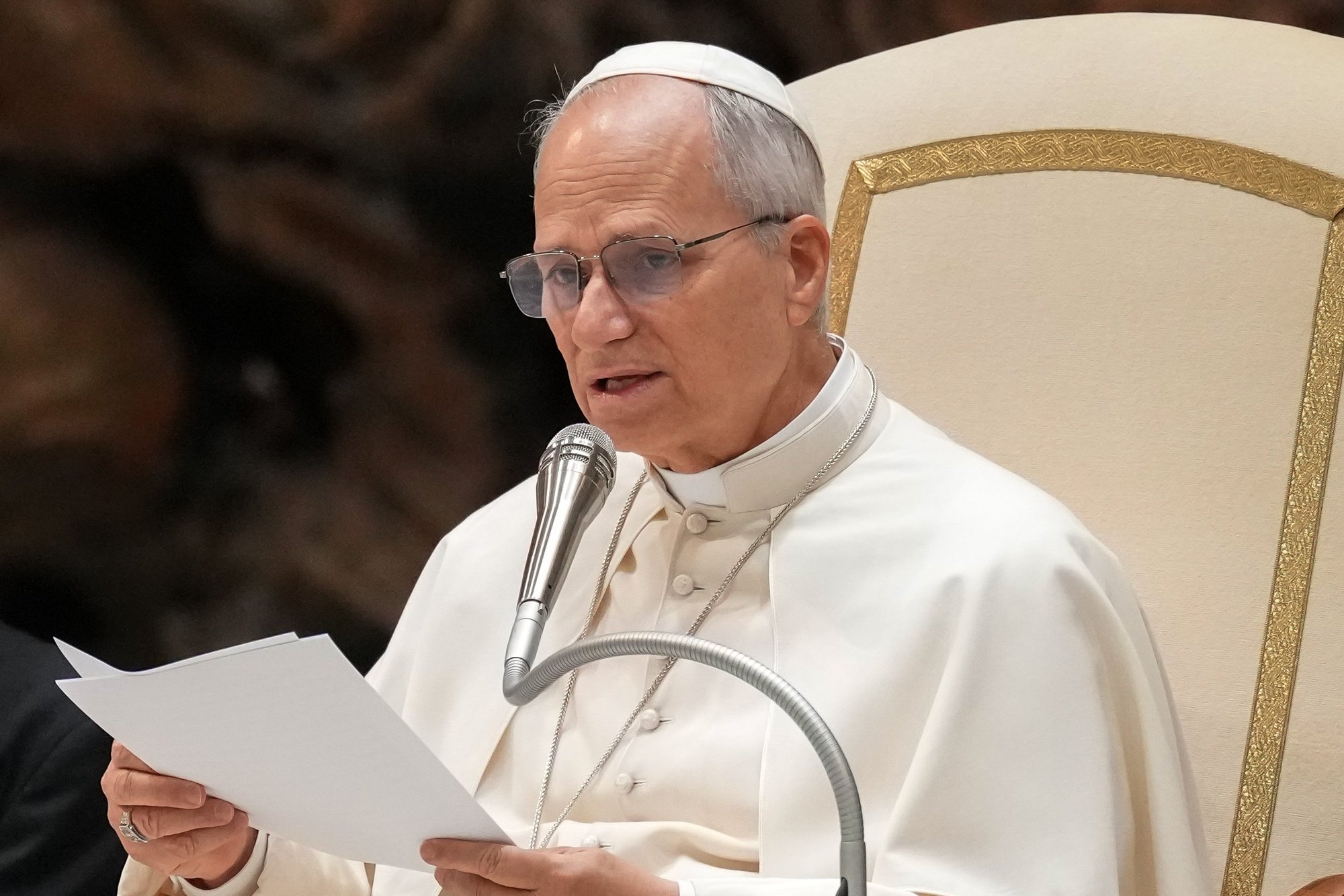 El Papa León XIV se dirige a los peregrinos y visitantes durante su audiencia general en el Aula Pablo VI del Vaticano el 21 de enero de 2026. (Foto CNS/Lola Gomez)
