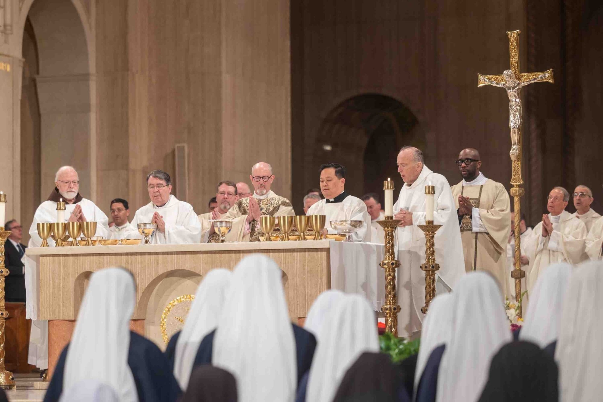 El obispo James D. Conley de Lincoln, Nebraska, en el centro, concelebra la Misa durante la Vigilia Nacional de Oración por la Vida en la Basílica del Santuario Nacional de la Inmaculada Concepción en Washington el 22 de enero de 2026, la noche anterior a la Marcha por la Vida. También aparecen en la imagen el cardenal Seán P. O'Malley, arzobispo emérito de Boston, el cardenal Christophe Pierre, nuncio apostólico en Estados Unidos, y el cardenal de la Arquidiócesis Washington, Robert W. McElroy, a la derecha. (Foto OSV News/Mihoko Owada)