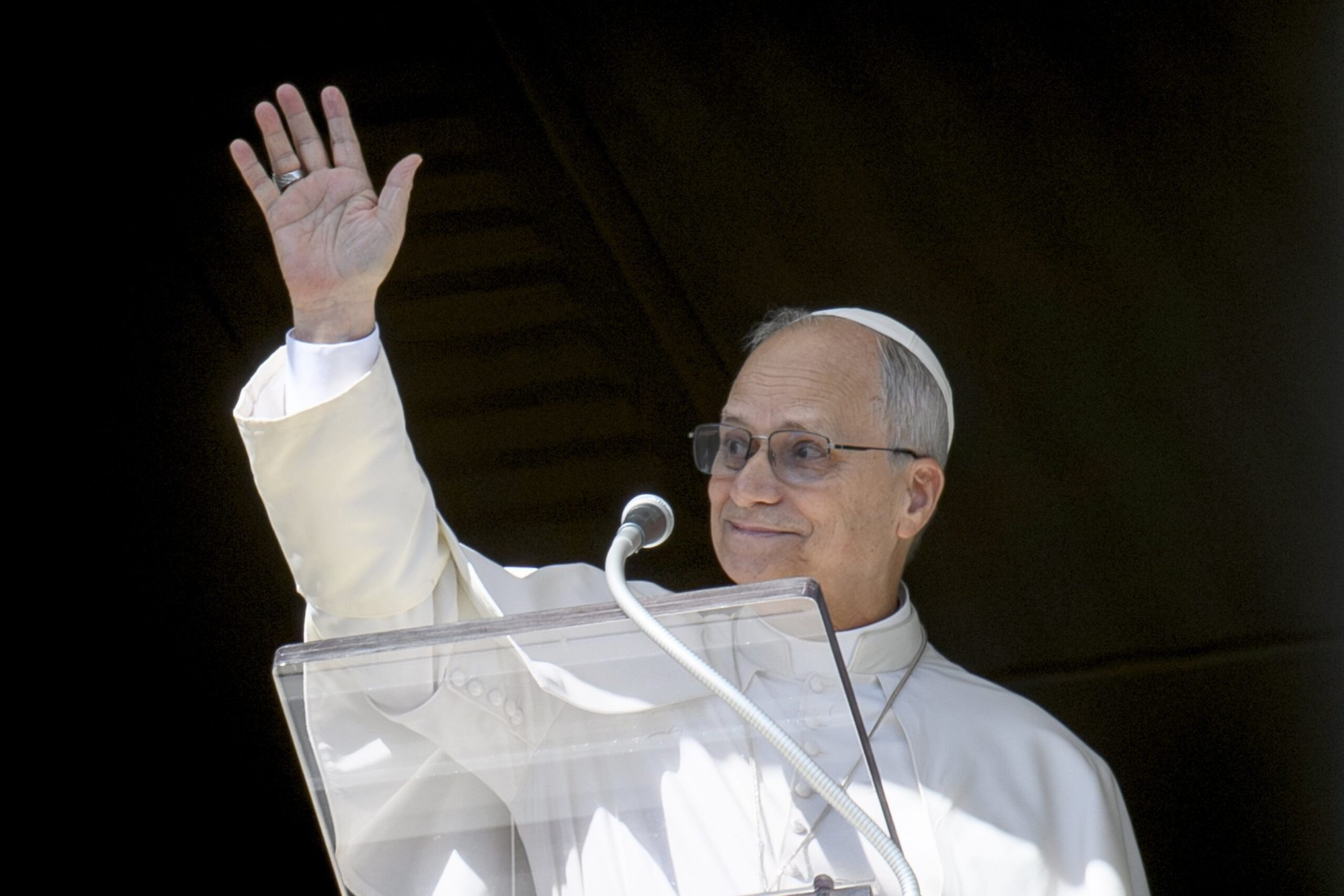 El Papa León XIV saluda a la gente durante el rezo del Ángelus en la plaza de San Pedro del Vaticano, el 1 de febrero de 2026. (Foto CNS/Matteo Pernaselci, Vatican Media)