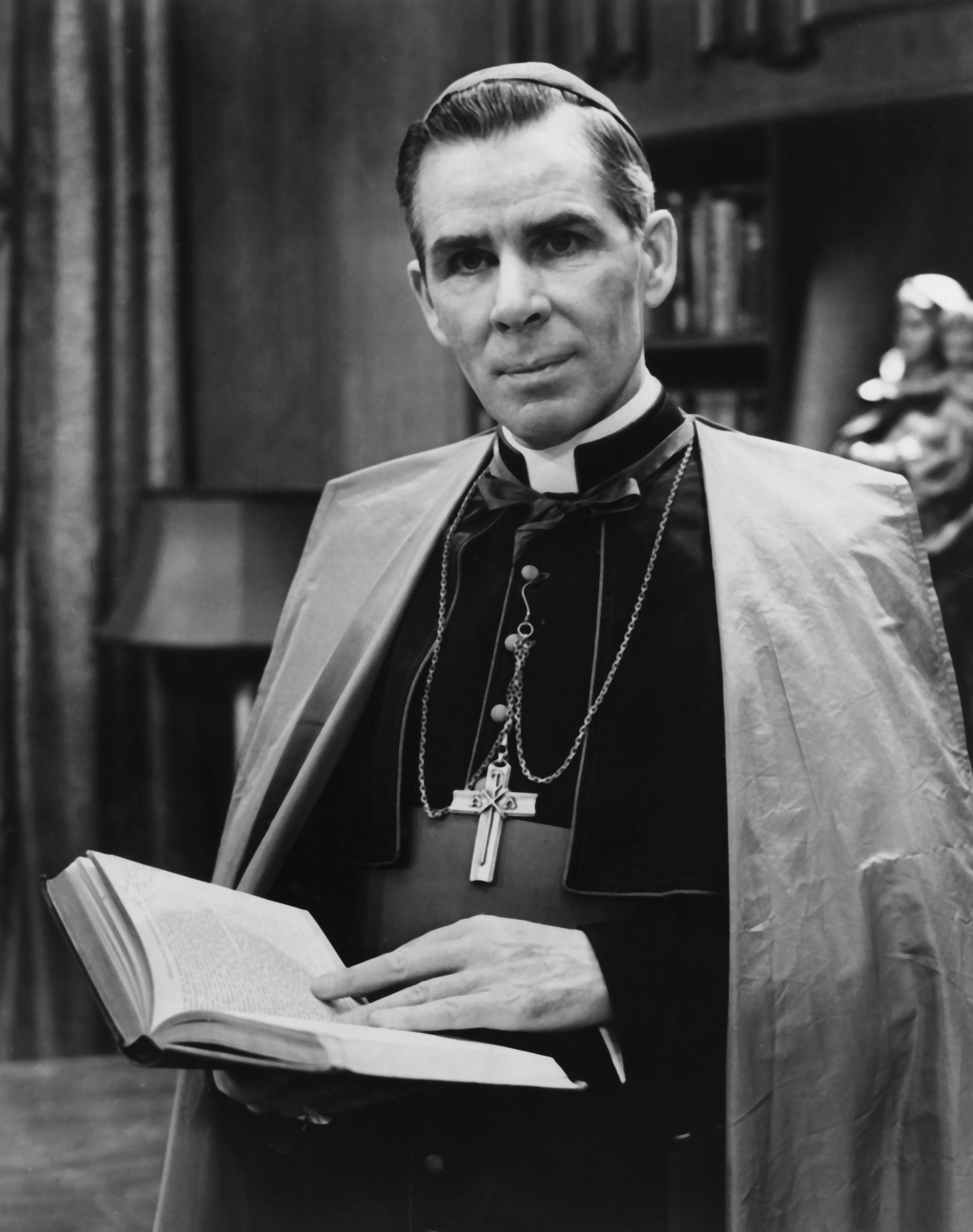 El arzobispo Fulton J. Sheen, que aparece en una fotografía sin fecha, es recordado como uno de los evangelizadores más influyentes e innovadores de la historia estadounidense. Conocido como "el micrófono de Dios", Sheen anunció la verdad divina de una manera conciliadora, pero no por ello menos transformadora, a millones de personas a través de la radio, la prensa y la televisión. (Foto de archivo de OSV News)