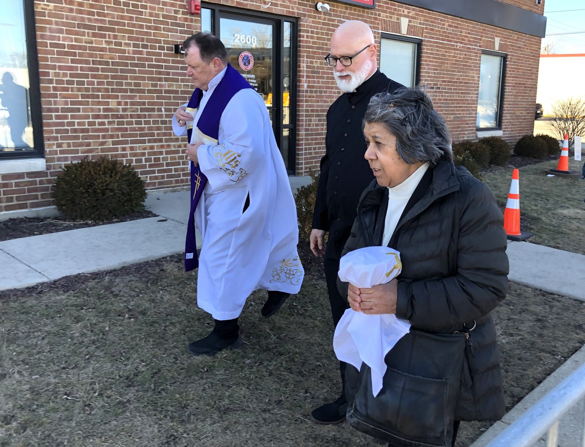 El padre scalabriiano Leandro Fossá (izquierda), el padre claretiano Paul Keller y la hermana Alicia Gutiérrez, miembro de la Sociedad de los Ayudantes de las Santas Almas (Society of Helpers), comienzan la caminata hacia las instalaciones del ICE en Broadview, Illinois, el Miércoles de Ceniza, 18 de febrero de 2026. Gracias a una orden judicial preliminar, se les permitió entrar con la Comunión y la ceniza. (Foto de OSV News/Simone Orendain)