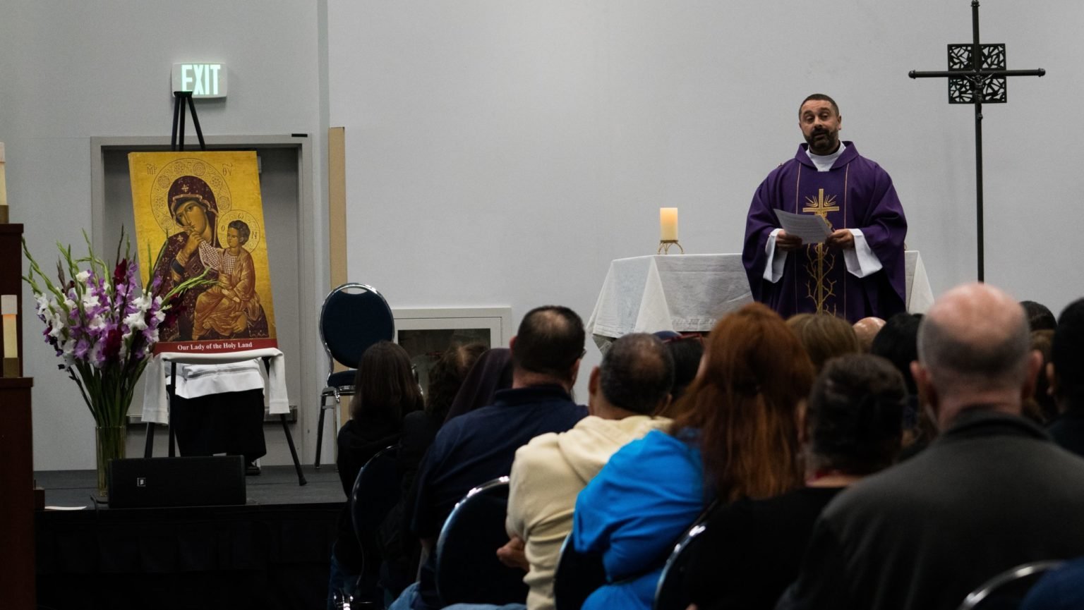 El padre Ala Musharbash, capellán de la Comunidad Católica Árabe Americana, con sede en St. Joseph Church en Pomona, pronuncia la homilía durante la primera Misa en árabe en el RECongress el 21 de febrero. (Katie Trejo)