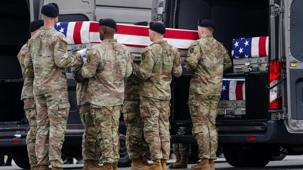 Miembros del ejército trasladan un féretro durante el traslado solemne de los restos de seis militares del Ejército de Estados Unidos del 103.º Comando de Sostenimiento en la Base Aérea de Dover, Delaware, el 7 de marzo de 2026. Los soldados, fallecidos en Kuwait, fueron el mayor Jeffrey O'Brien, el capitán Cody Khork, el suboficial jefe Robert Marzan, la sargento de primera clase Nicole Amor, el sargento de primera clase Noah Tietjens y el sargento Declan Coady, en medio de la guerra entre Estados Unidos e Israel contra Irán. (Foto OSV News/Nathan Howard, Reuters)