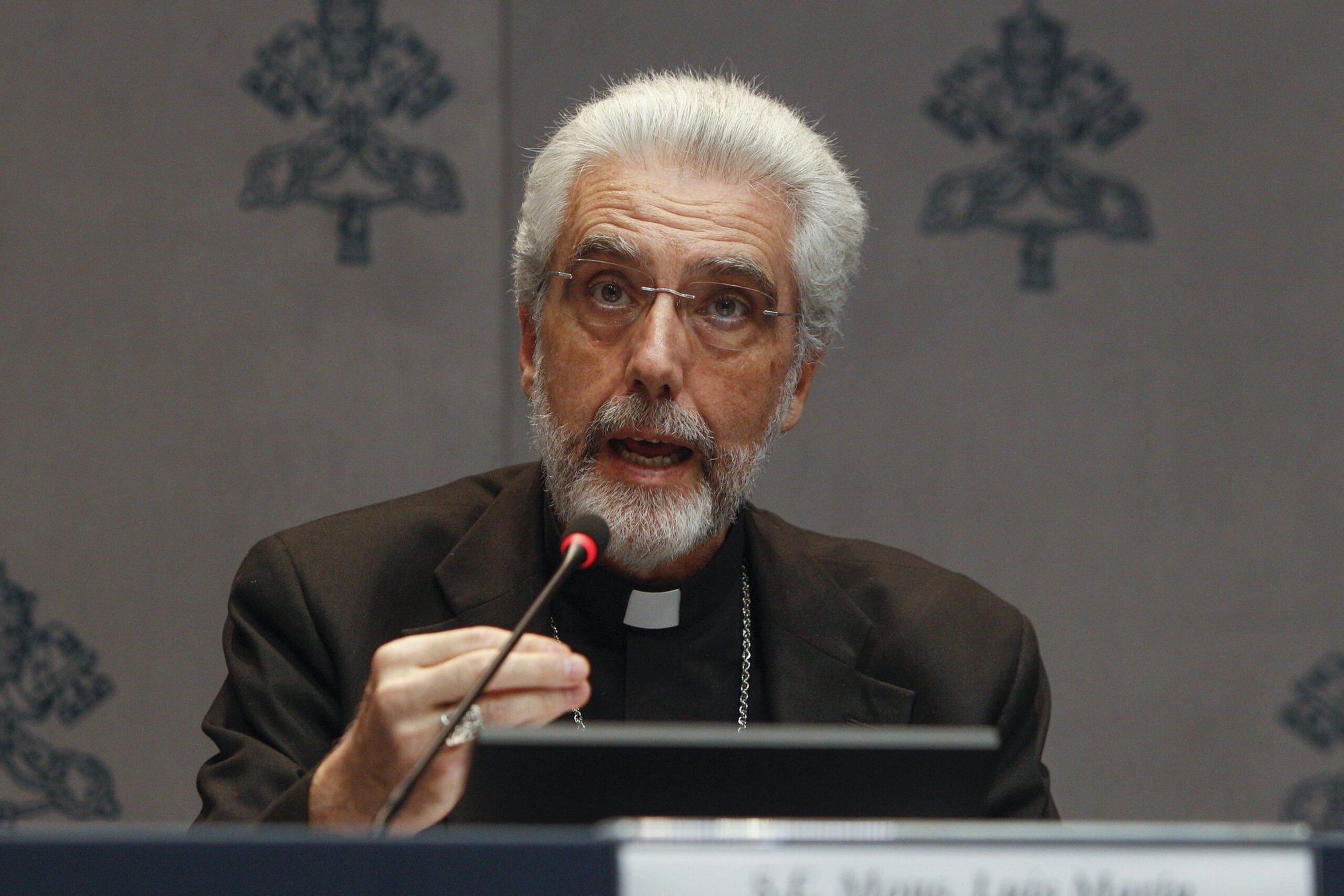 El obispo Luis Marín de San Martín, subsecretario del Sínodo, interviene en una rueda de prensa sobre el Sínodo de los Obispos celebrada en el Vaticano el 18 de octubre de 2024. El 12 de marzo de 2026, el papa León XIV nombró al obispo Marín nuevo prefecto del Dicasterio para el Servicio de la Caridad, y designó al cardenal Konrad Krajewski para que ocupara el cargo de arzobispo de su diócesis natal. Con este nombramiento, el papa elevó al nuevo prefecto al rango de arzobispo. (Foto CNS/Robert Duncan)
