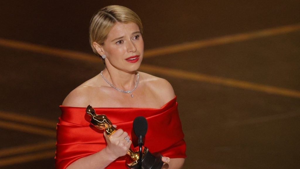 Jessie Buckley habla en el escenario tras ganar el Óscar a mejor actriz por “Hamnet” durante la ceremonia de los Premios Óscar en Los Ángeles el 15 de marzo de 2026. (OSV News foto/Mike Blake, Reuters)