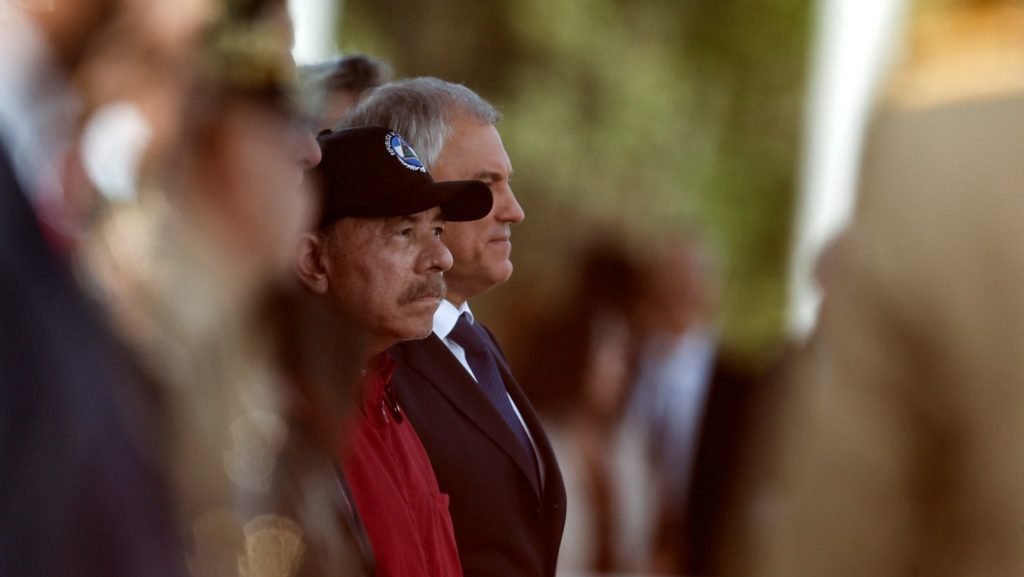 El presidente de Nicaragua, Daniel Ortega, aparece en Caracas, Venezuela, en una academia militar el 10 de enero de 2025, el día de la toma de posesión del presidente venezolano Nicolás Maduro para un tercer mandato de seis años. (Foto de OSV News/Leonardo Fernández Viloria, Reuters)