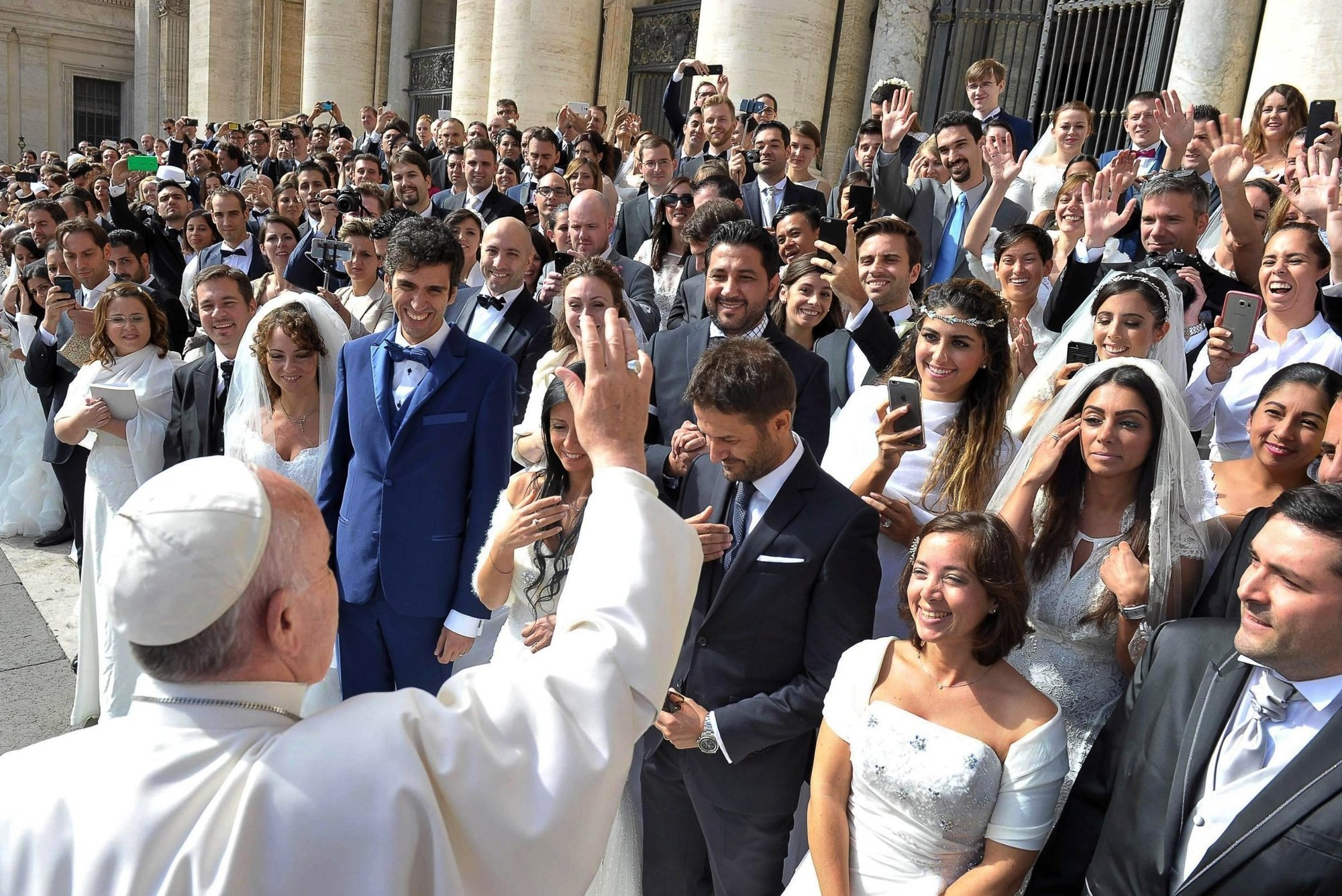 El Papa Francisco saluda a parejas de recién casados ??durante su audiencia general en la Plaza de San Pedro, en el Vaticano, en esta foto de archivo del 30 de septiembre de 2015. En 2016, el difunto papa --quien falleció en 2025-- publicó un importante documento, "Amoris Laetitia", centrado en el amor en la familia. (Foto de CNS/L'Osservatore Romano)