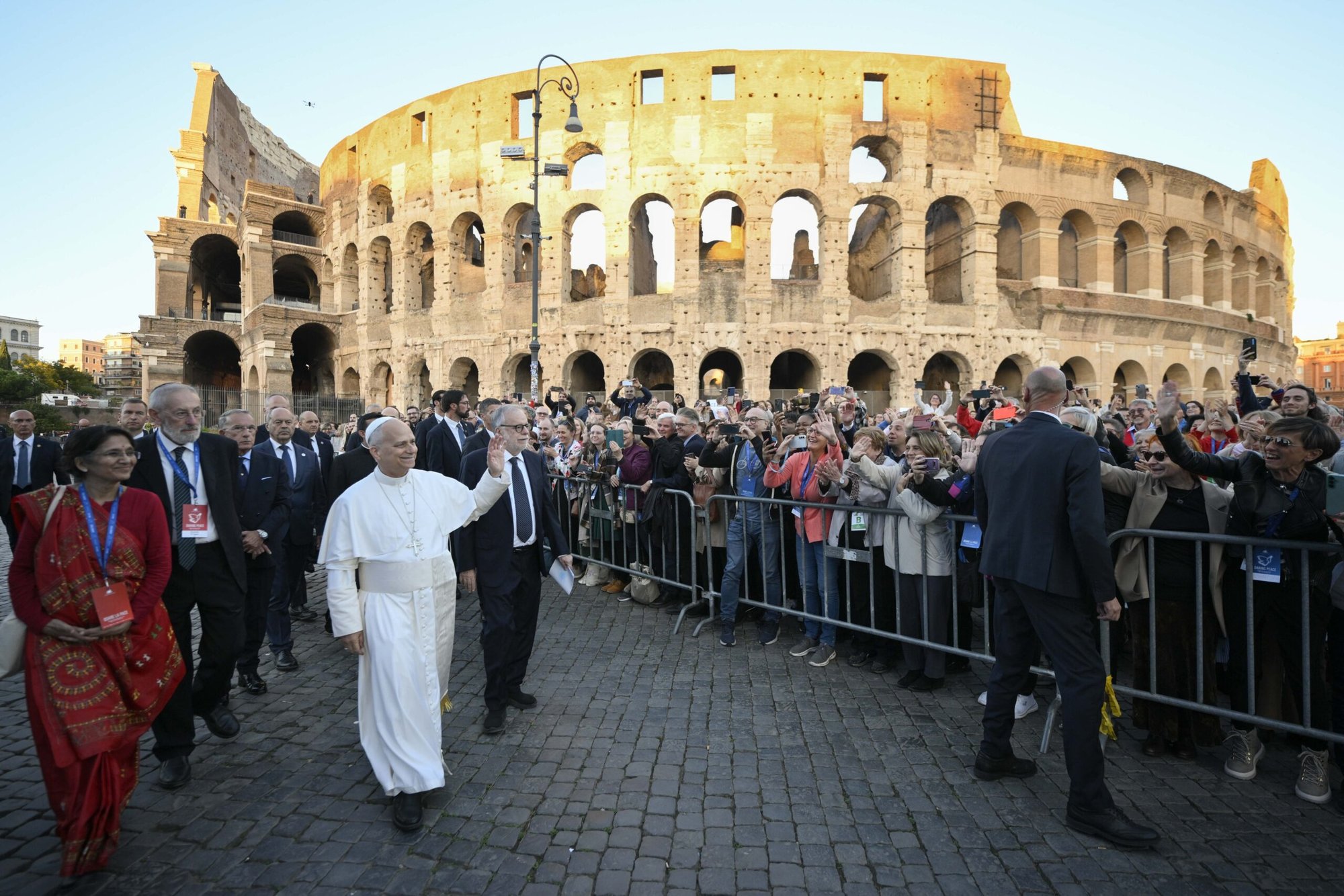 El Papa León XIV saluda a los espectadores mientras sale de un servicio de oración ecuménico en el interior del Coliseo de Roma, el 28 de octubre de 2025. El Papa León portará la cruz personalmente el 3 de abril de 2026, recorriendo las 14 estaciones del Vía Crucis en el Coliseo de Roma, en el primer Viernes Santo de su pontificado. (Foto OSV News/Vatican Media)