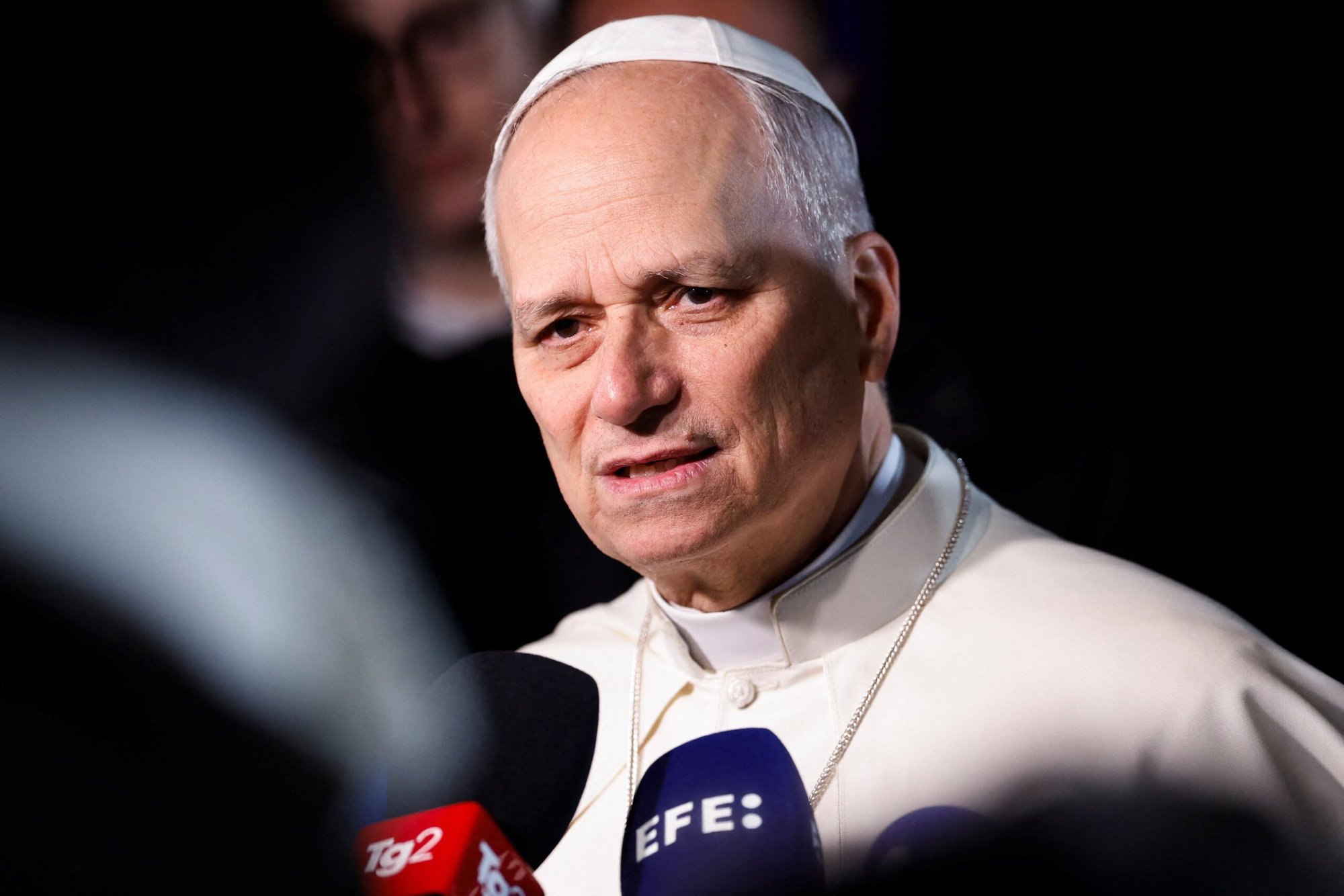 El Papa León XIV habla con los medios de comunicación al salir de la residencia Papal en Castel Gandolfo, Italia, el 31 de marzo de 2026. El Papa León hizo un llamamiento a los líderes mundiales --mencionando explícitamente al presidente Donald Trump-- para que frenen la escalada de la guerra en Oriente Medio. (Foto OSV News/Remo Casilli, Reuters)