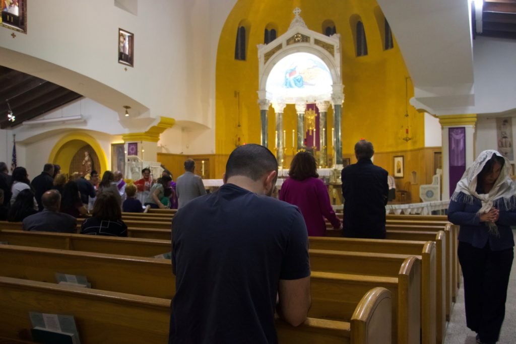 Feligreses de la Comunidad Católica Árabe Estadounidense celebran Misa en la iglesia St. Joseph en Pomona el 7 de marzo. (Kimmy Chacón)